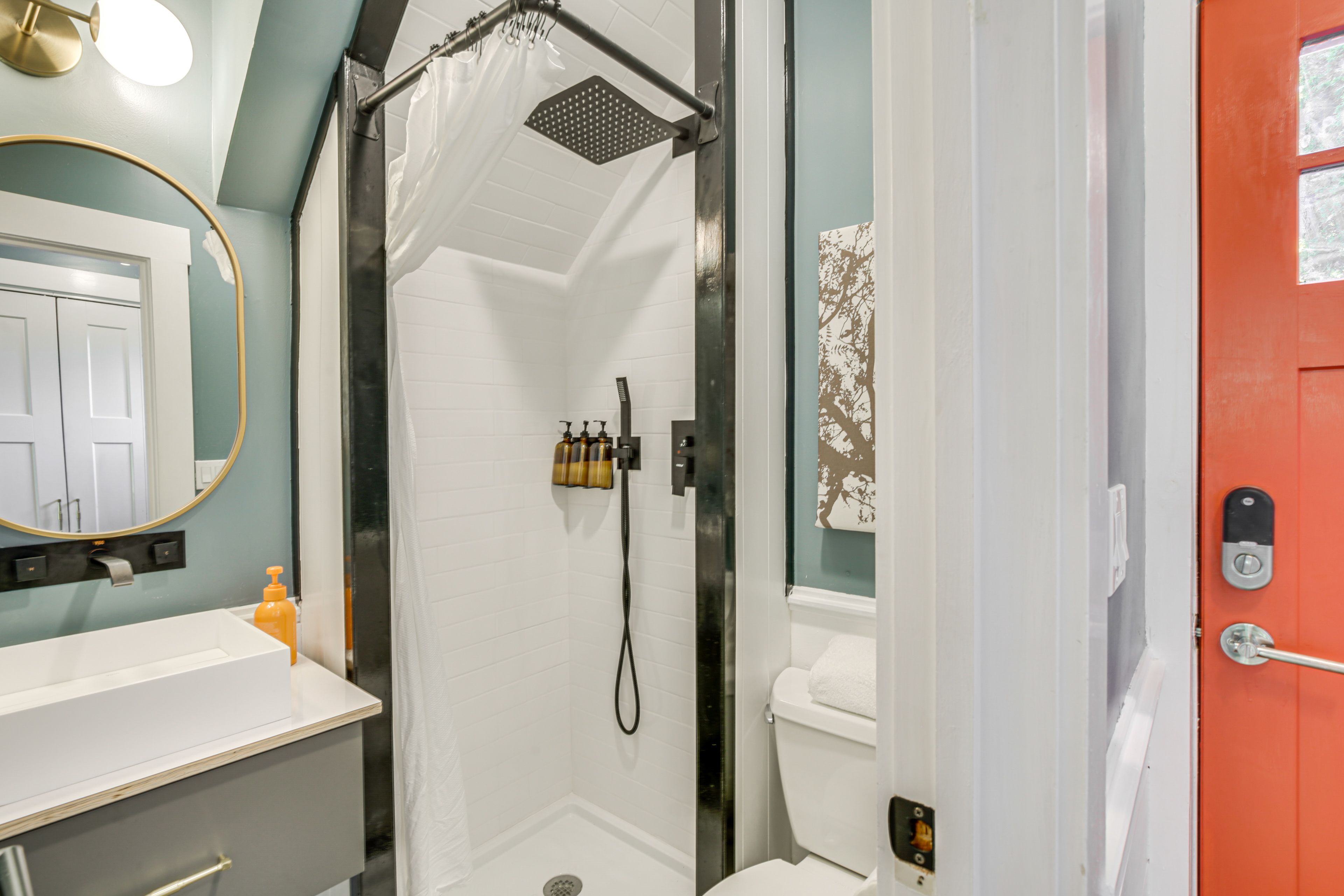 Full Bathroom | Towels Provided | Starter Complimentary Toiletries | 1st Floor