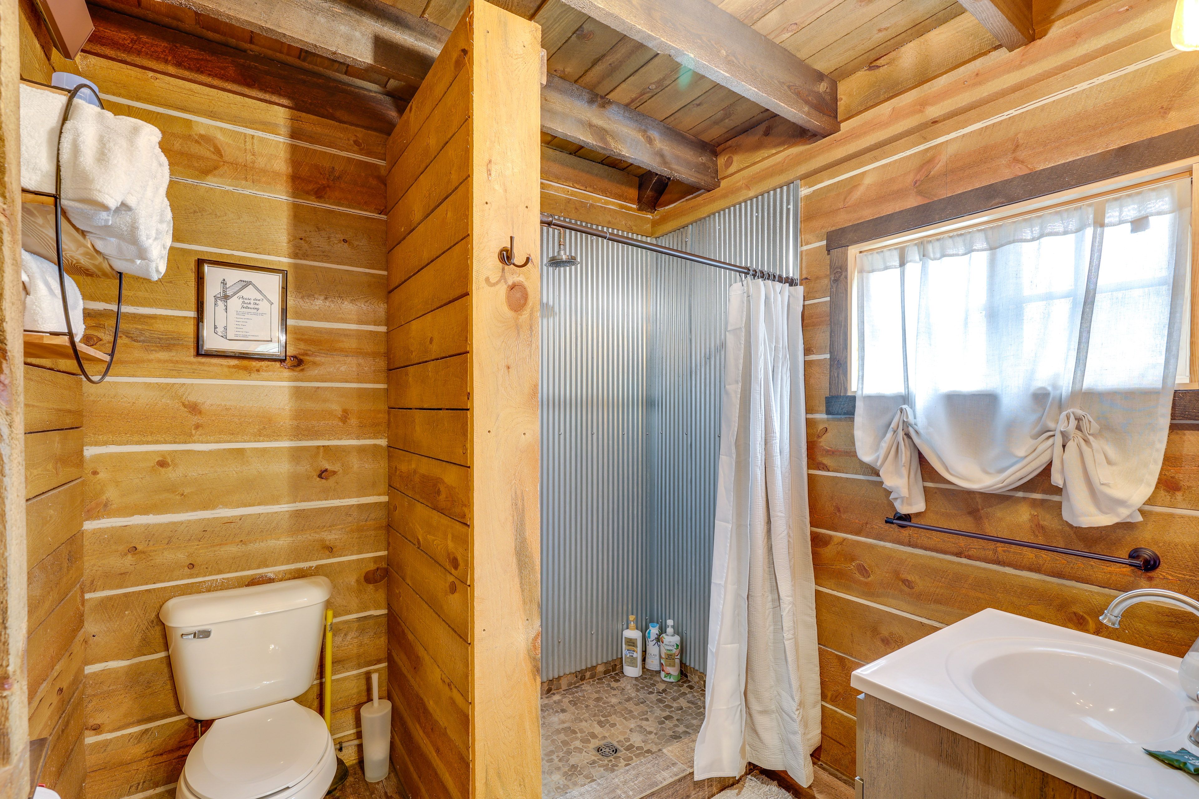 Full Bathroom | Complimentary Toiletries | Main Level