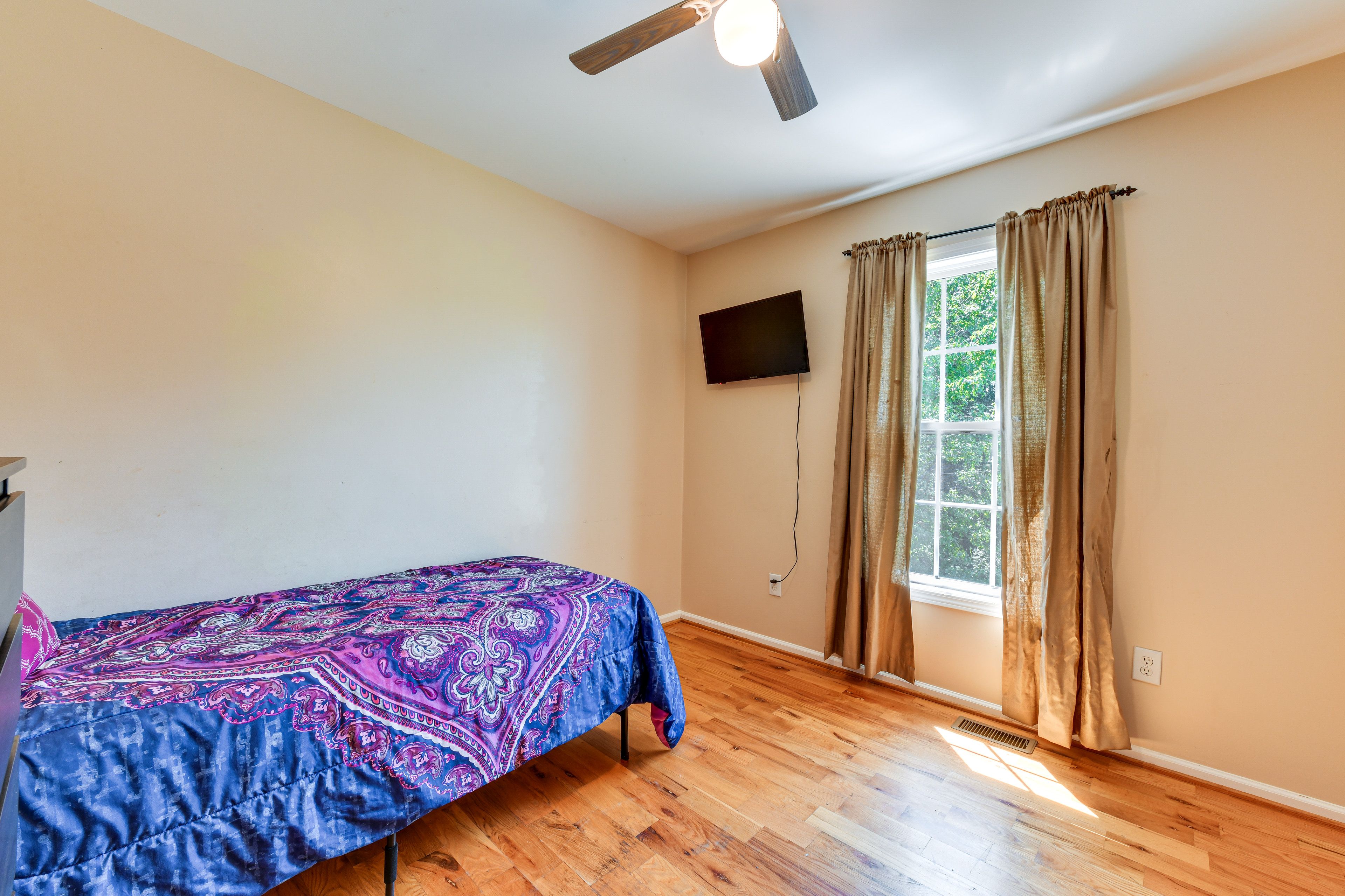 Bedroom 2 | Twin Bed | 1st Floor | Hangers