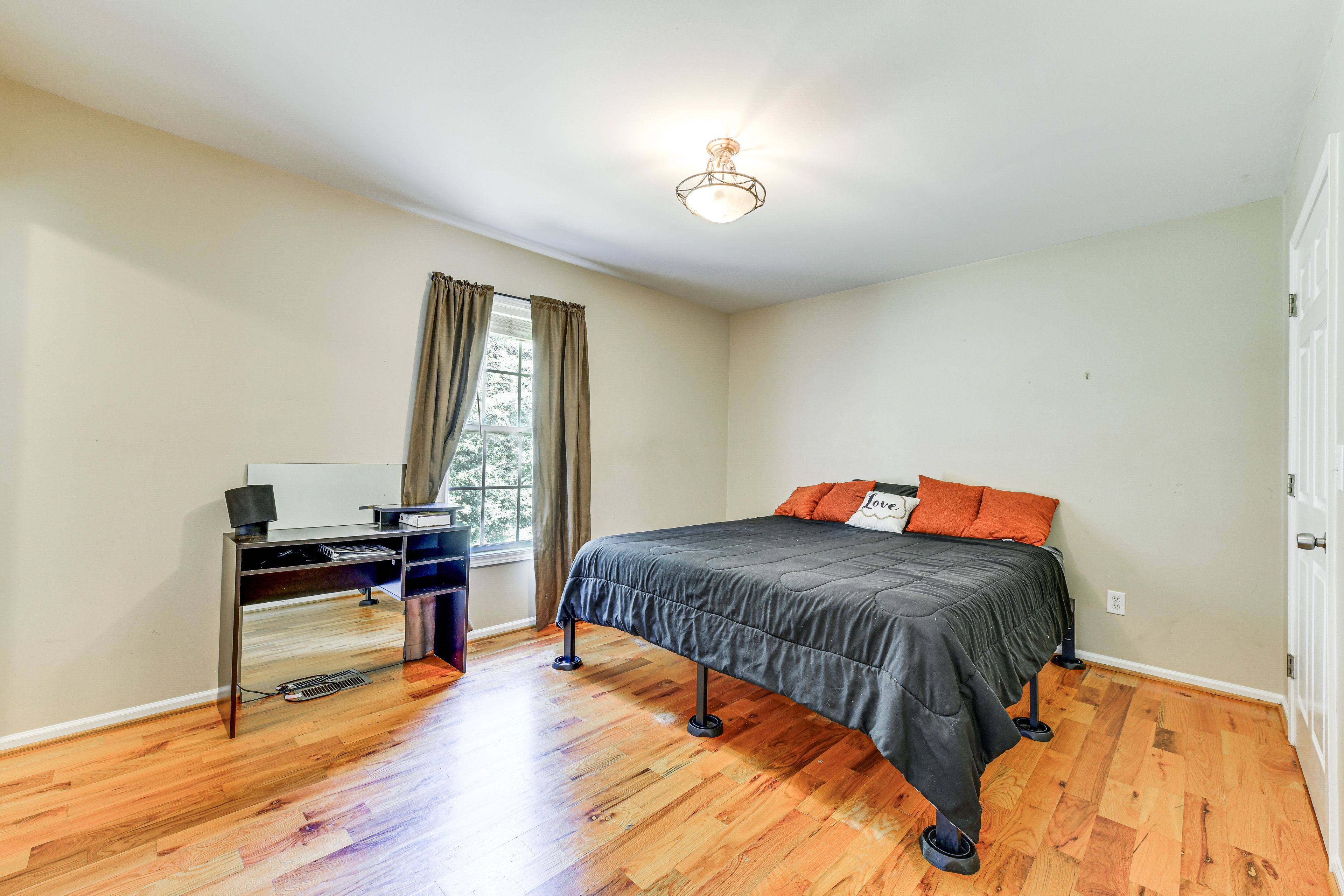 Bedroom 1 | King Bed | 1st Floor | Linens Provided | En-Suite Bathroom