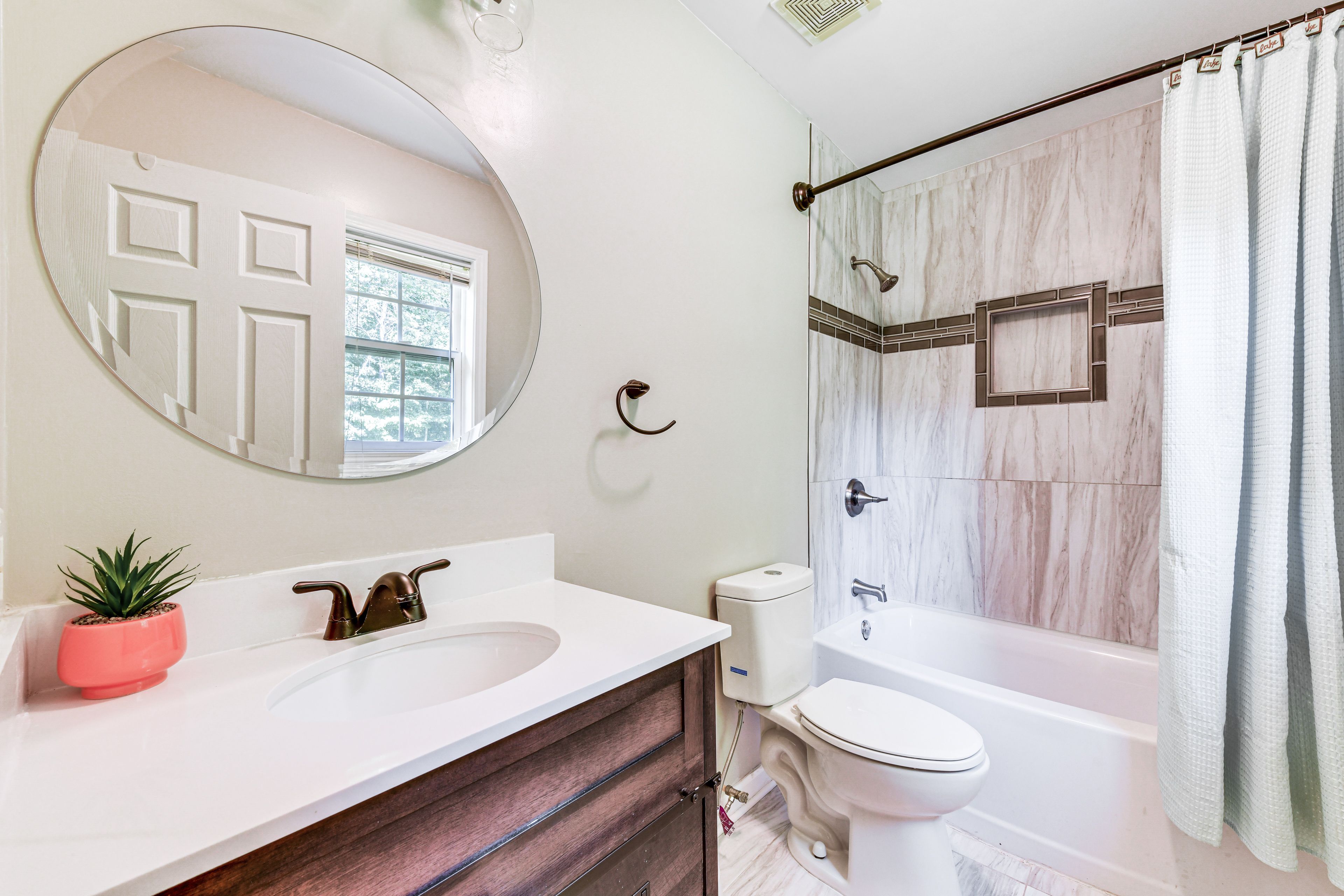 Full Bathroom | 1st Floor | Towels Provided | Complimentary Toiletries