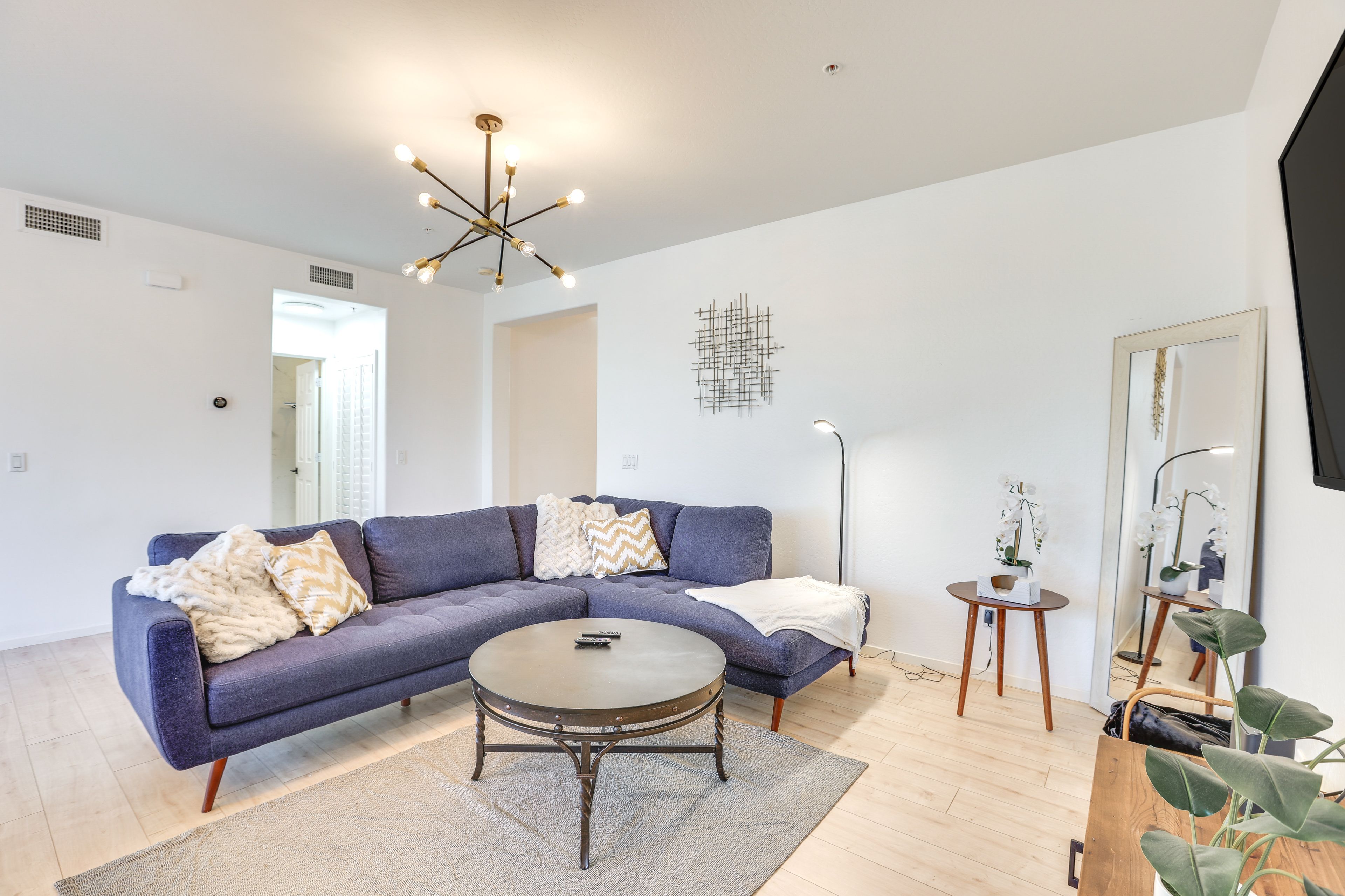 Living Room | Free WiFi | Smart TV | 1st Floor