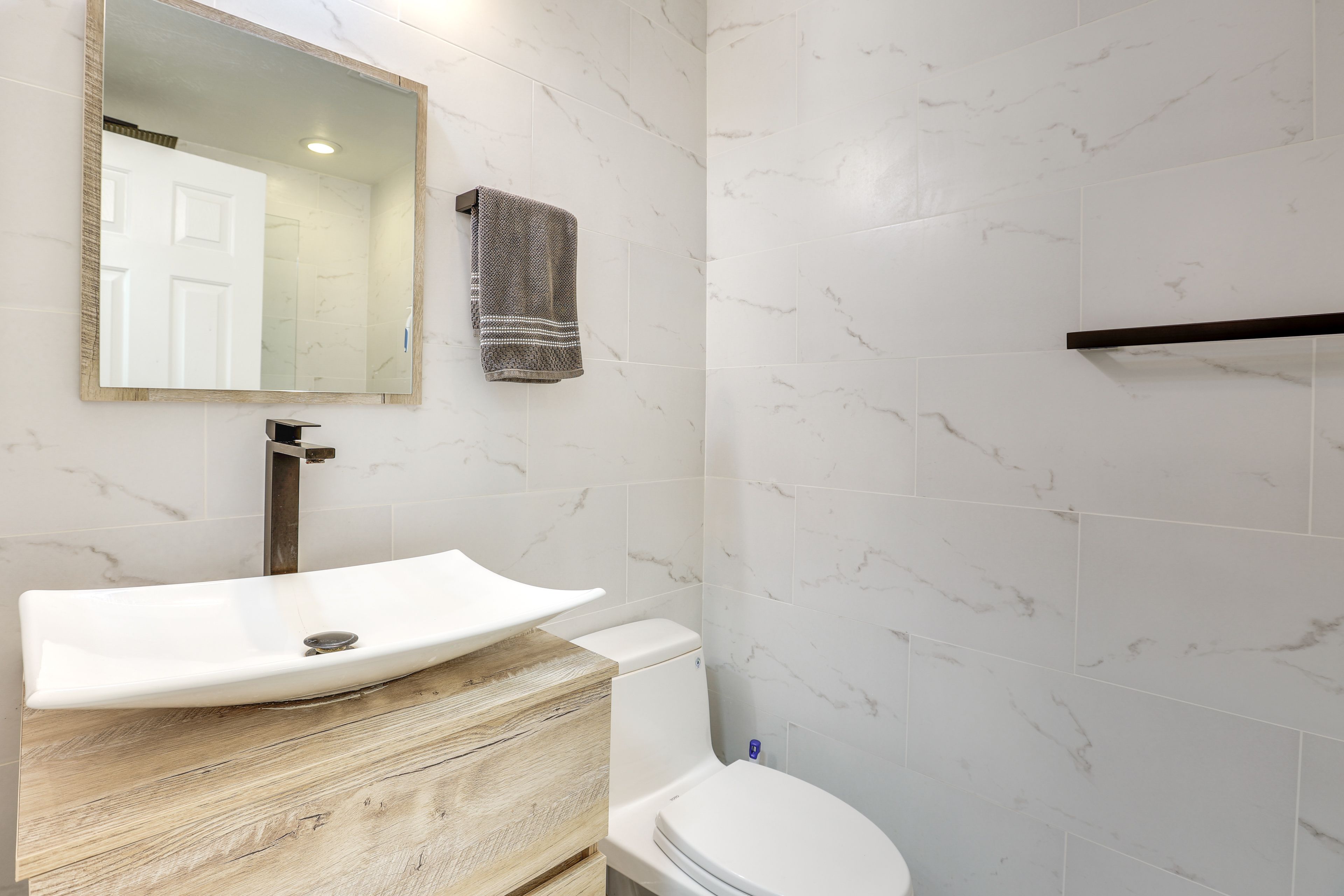 Full Bathroom | Towels Provided | Complimentary Toiletries | 2nd Floor