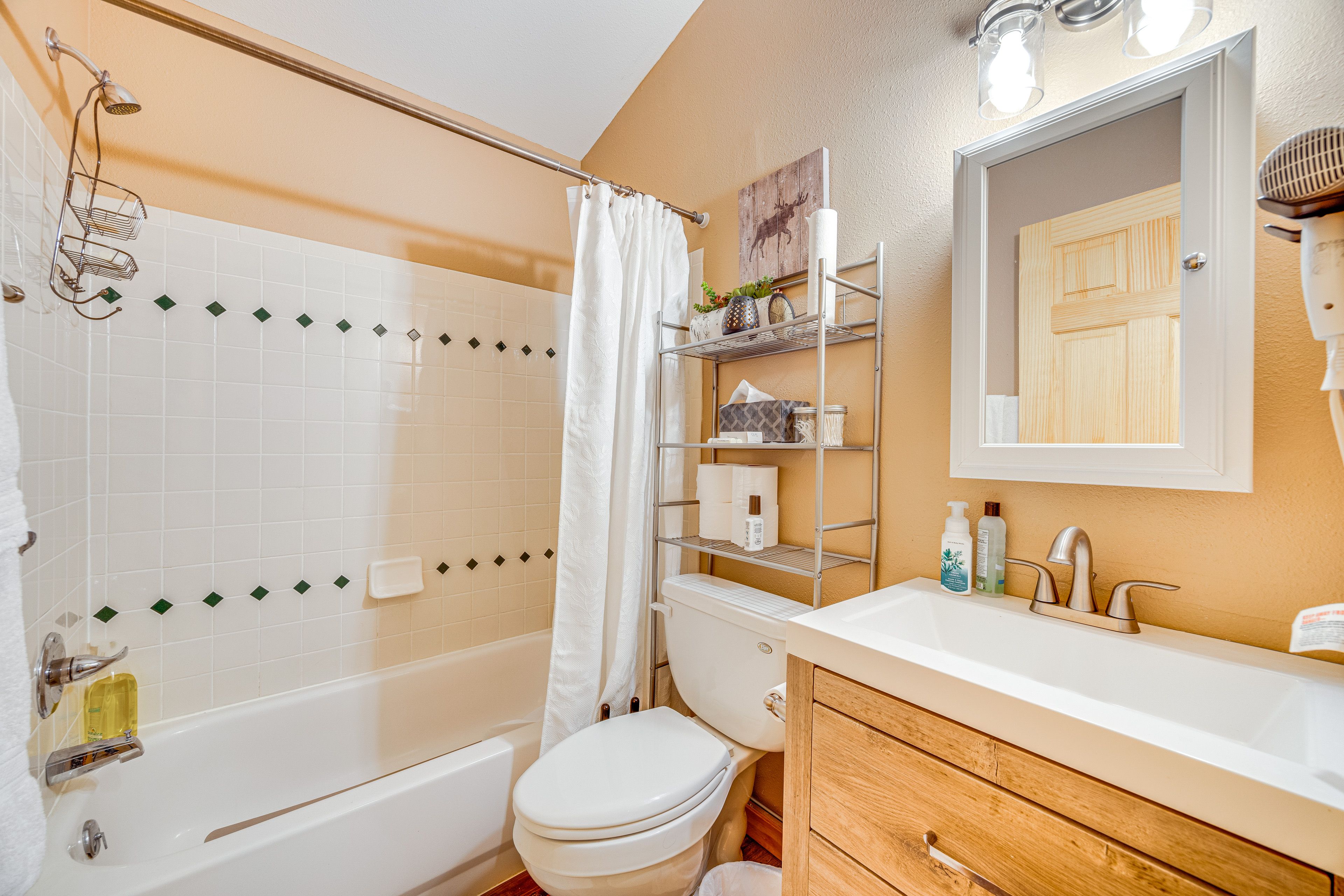 Full Bathroom | Complimentary Toiletries | Towels Provided | Hair Dryer