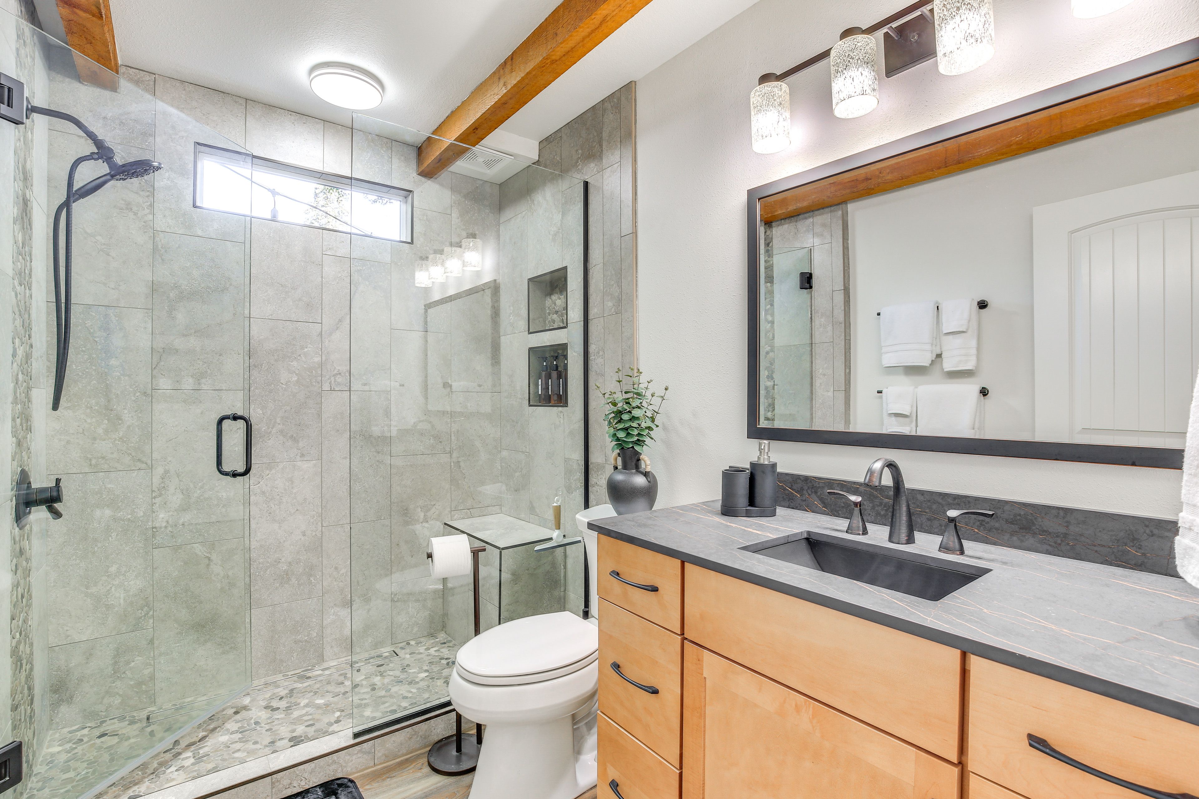 Full Bathroom | Complimentary Toiletries