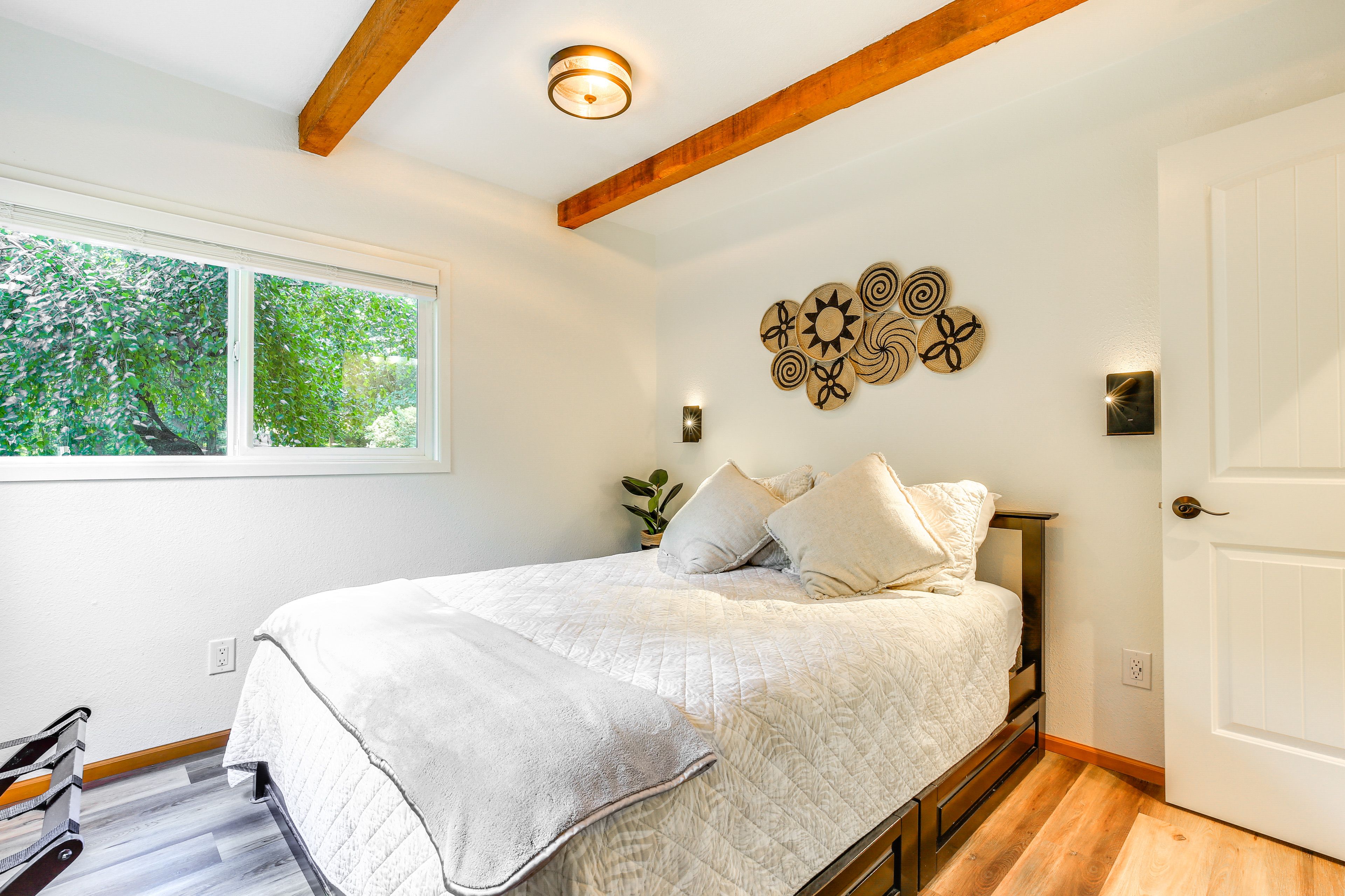 Bedroom | Queen Bed