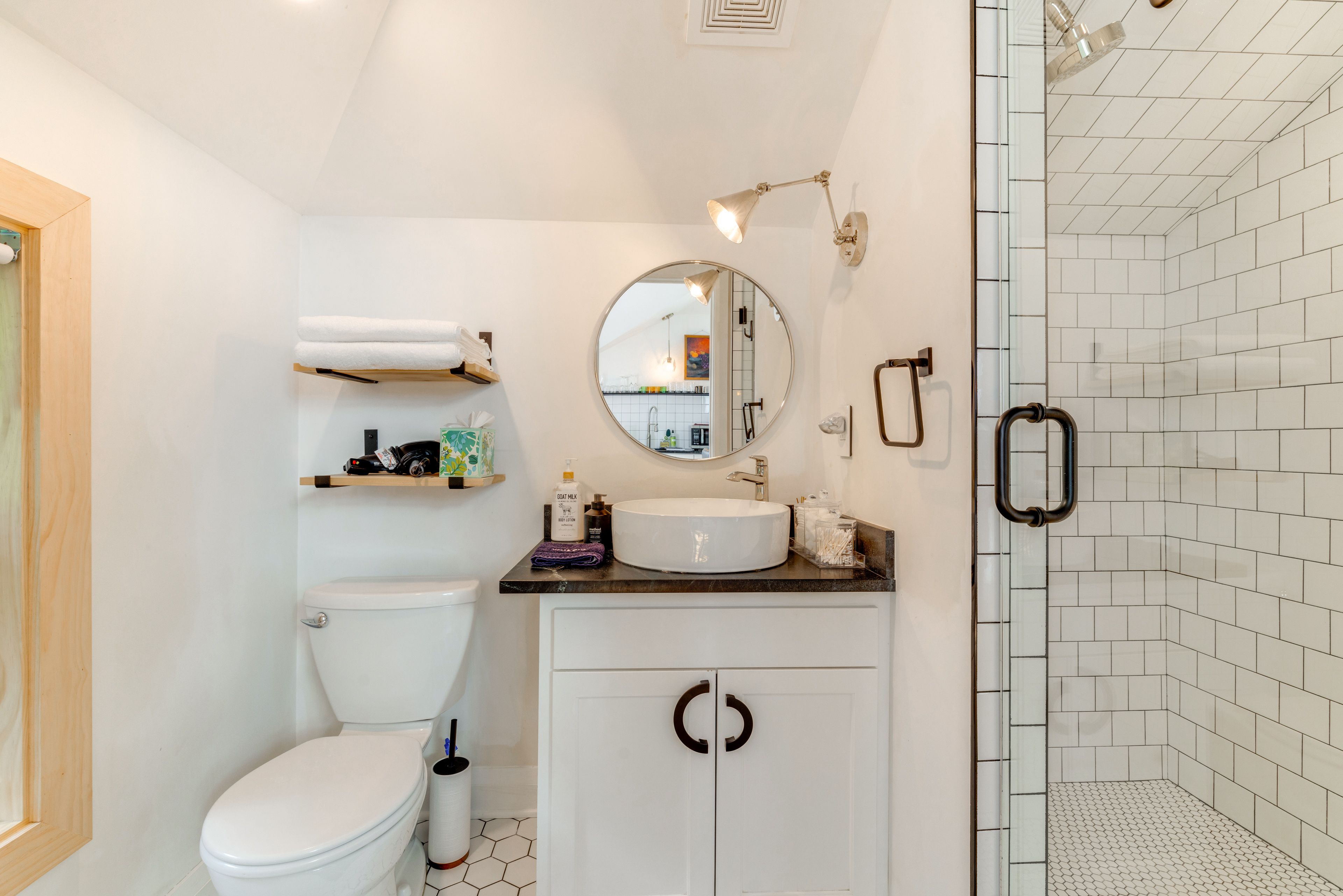 Full Bathroom | Towels Provided | Complimentary Toiletries