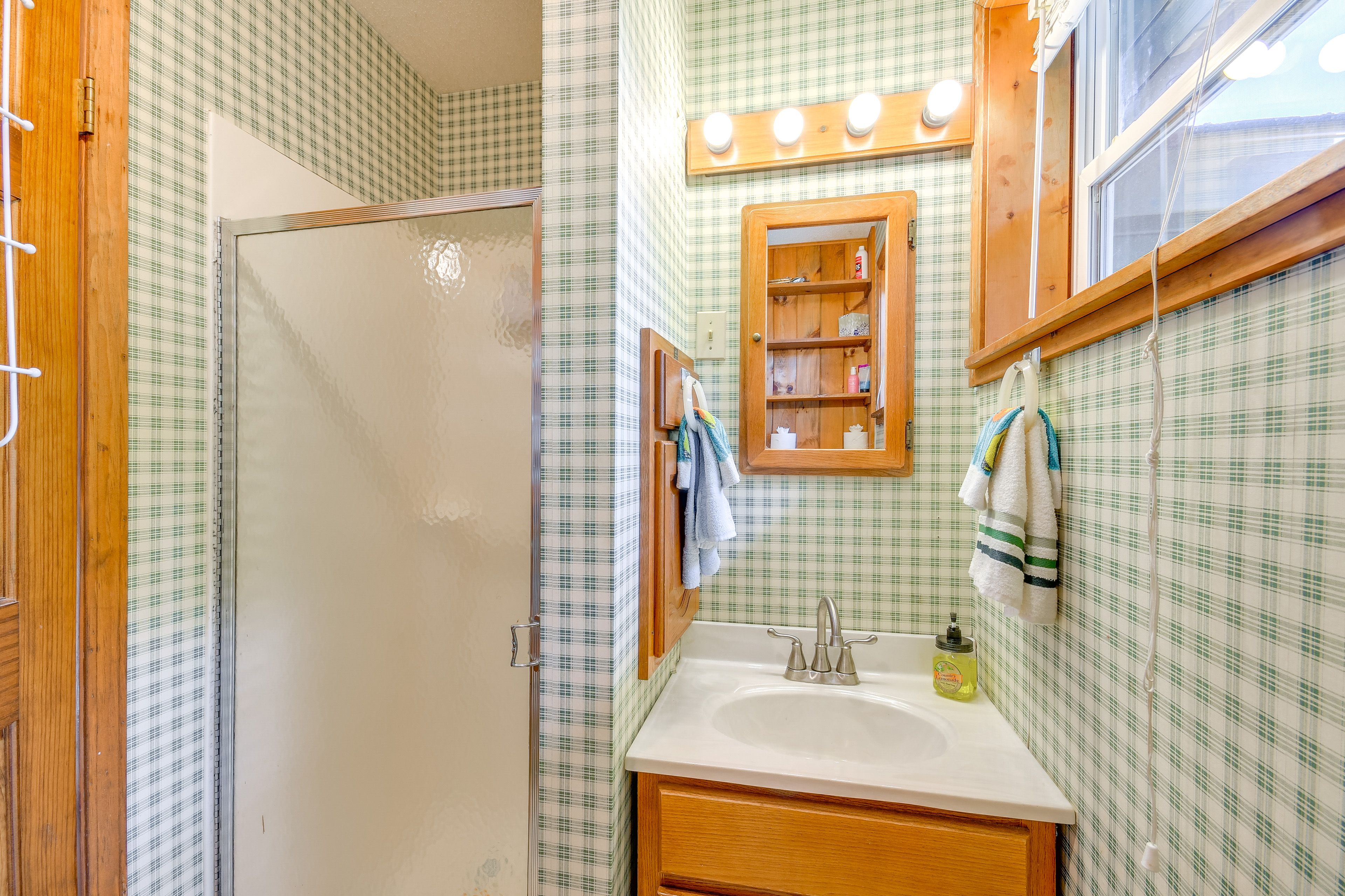 Full Bathroom | 1st Floor | Complimentary Toiletries
