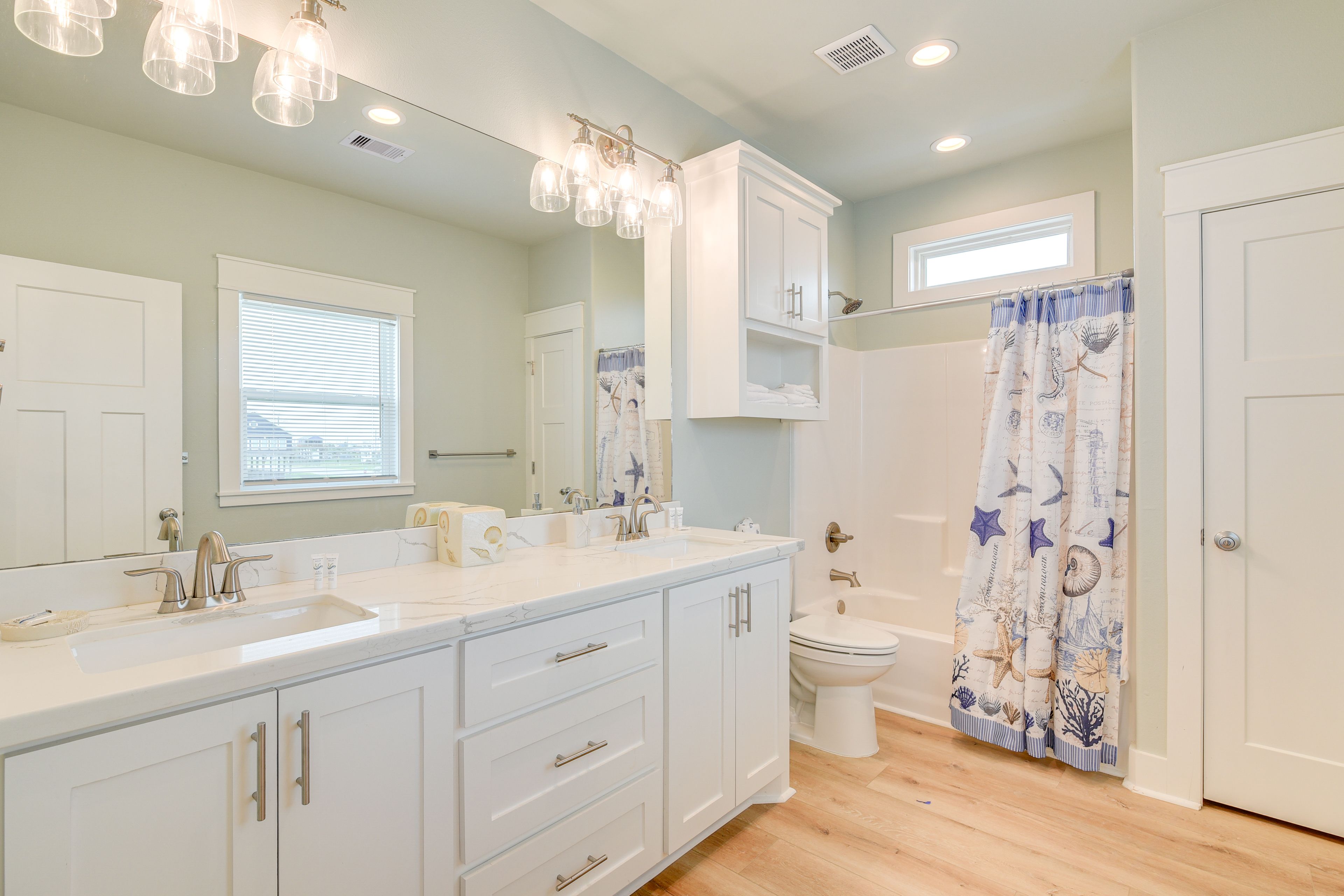 Full Bathroom | Towels Provided | Complimentary Toiletries