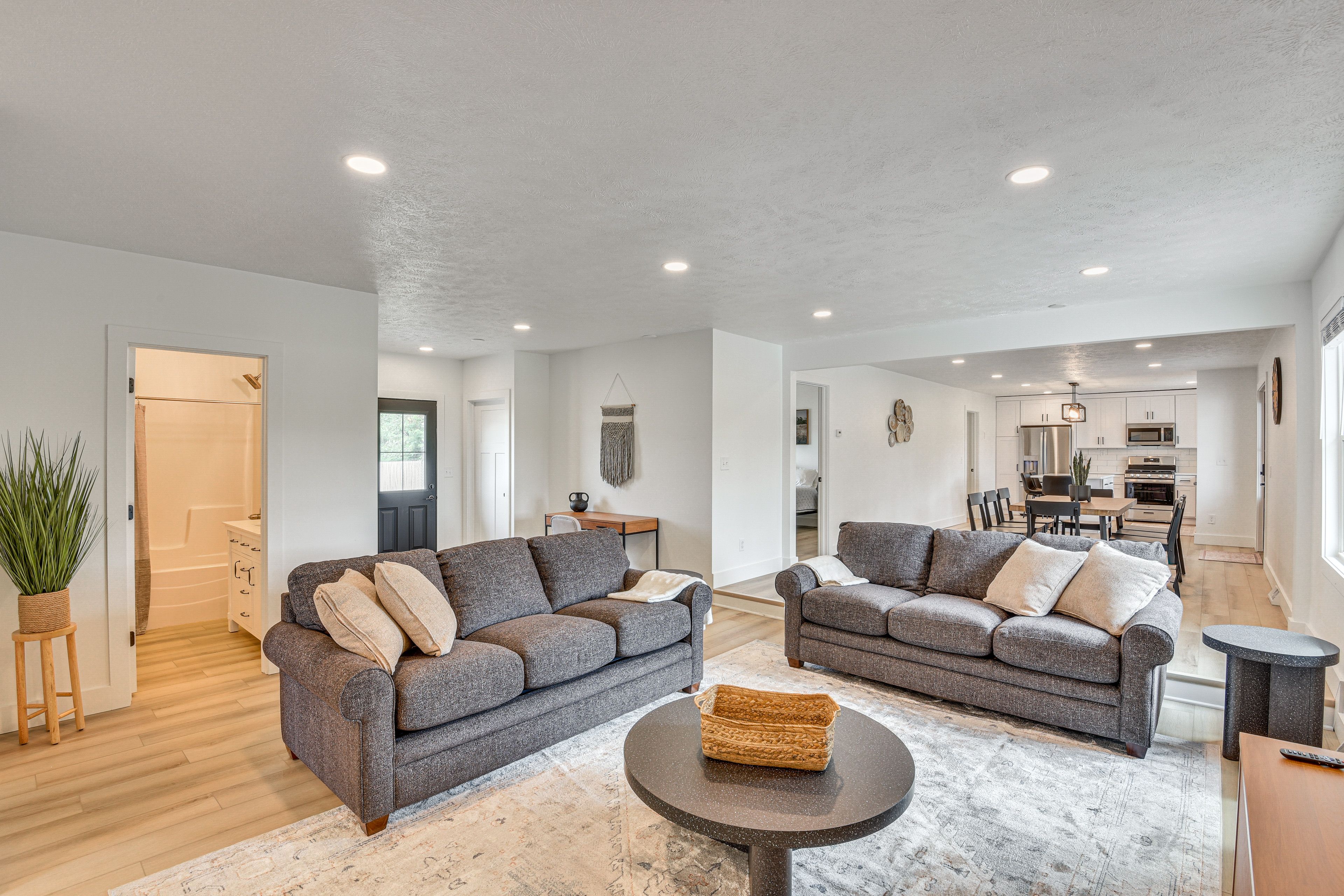 Living Room | Free WiFi | Smart TV | Central A/C | Queen Sleeper Sofa
