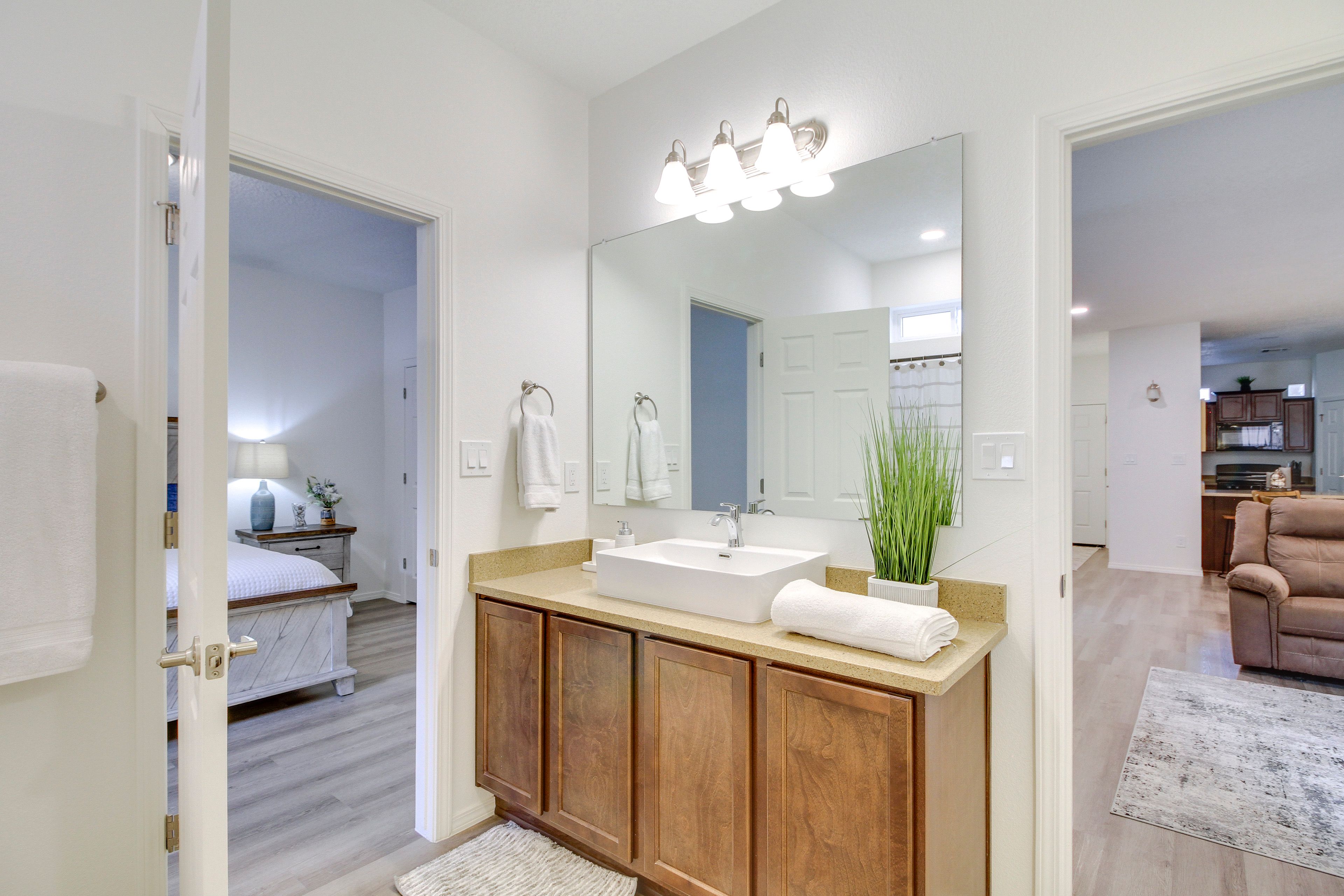 Full Bathroom | 1st Floor | Towels Provided