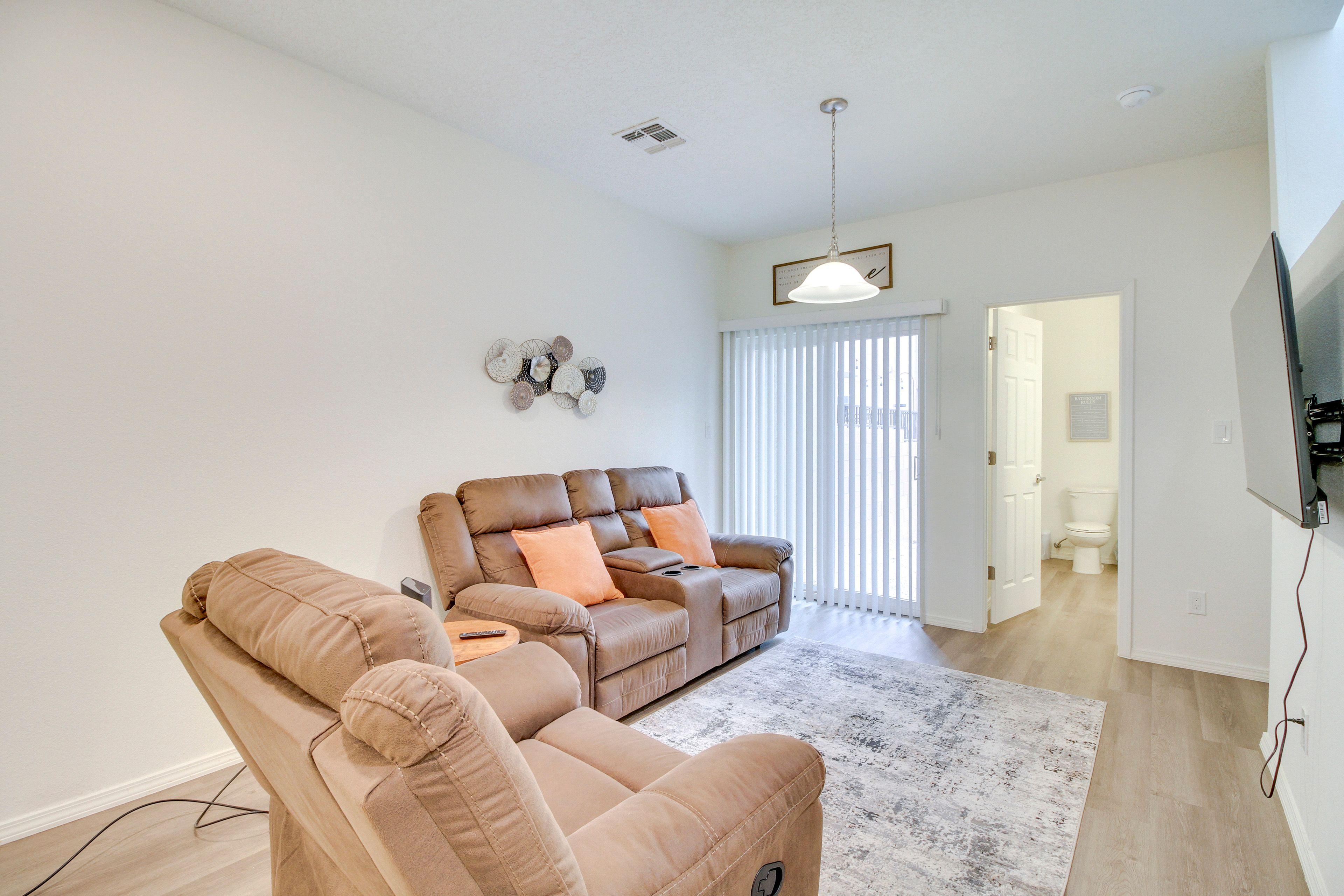 Living Room | 1st Floor | Smart TV