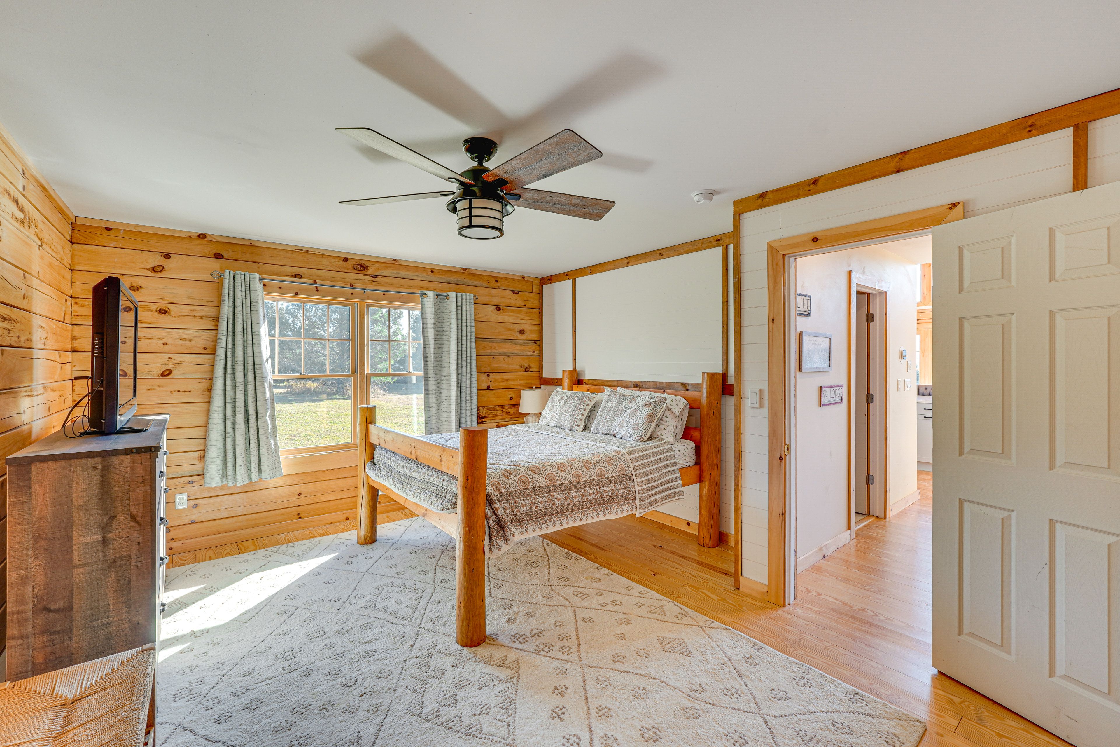 Bedroom 1 | Queen Bed | 1st Floor