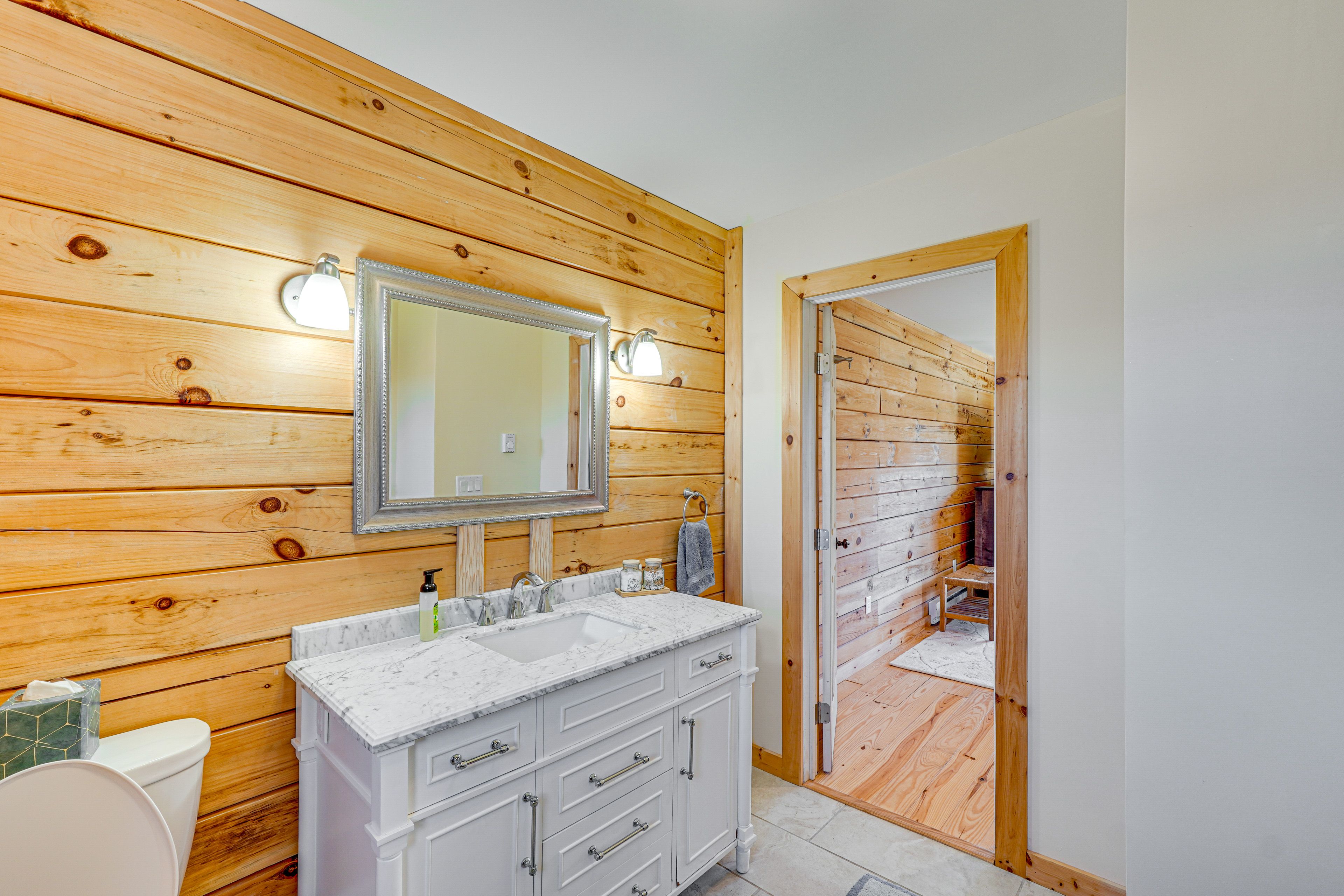En-Suite Bathroom | Linens & Towels | 1st Floor