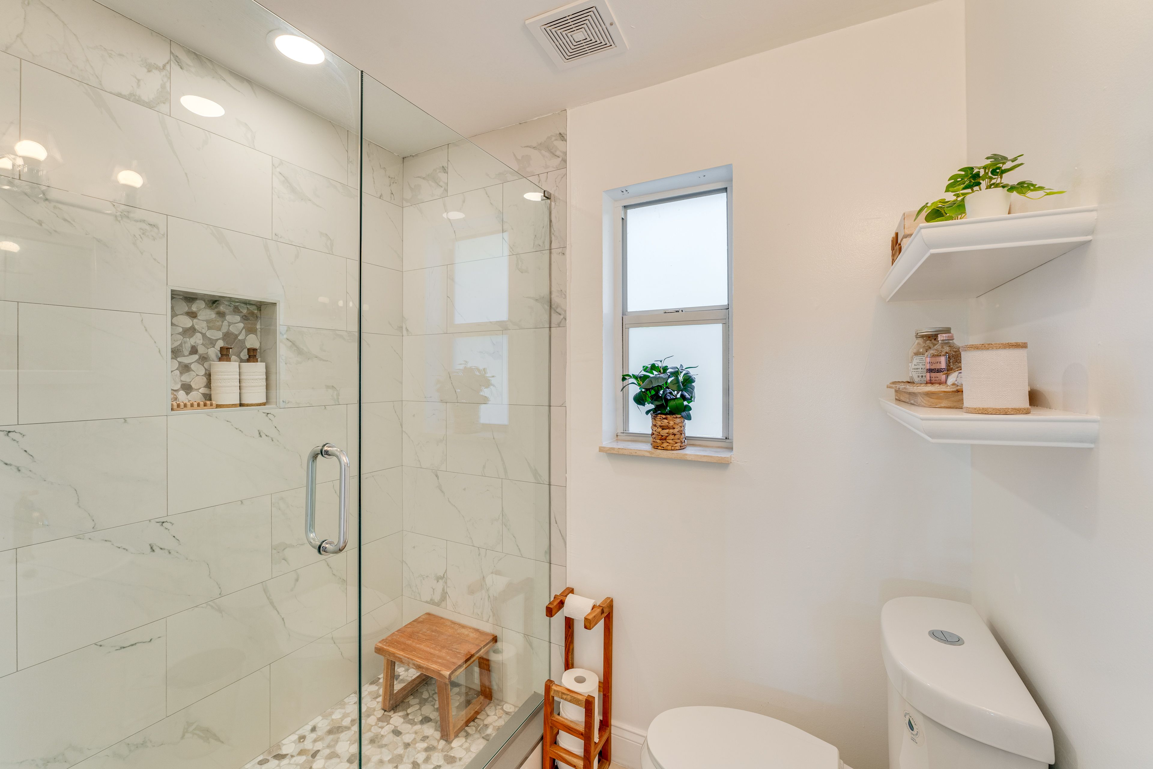 Full Bath | Towels Provided