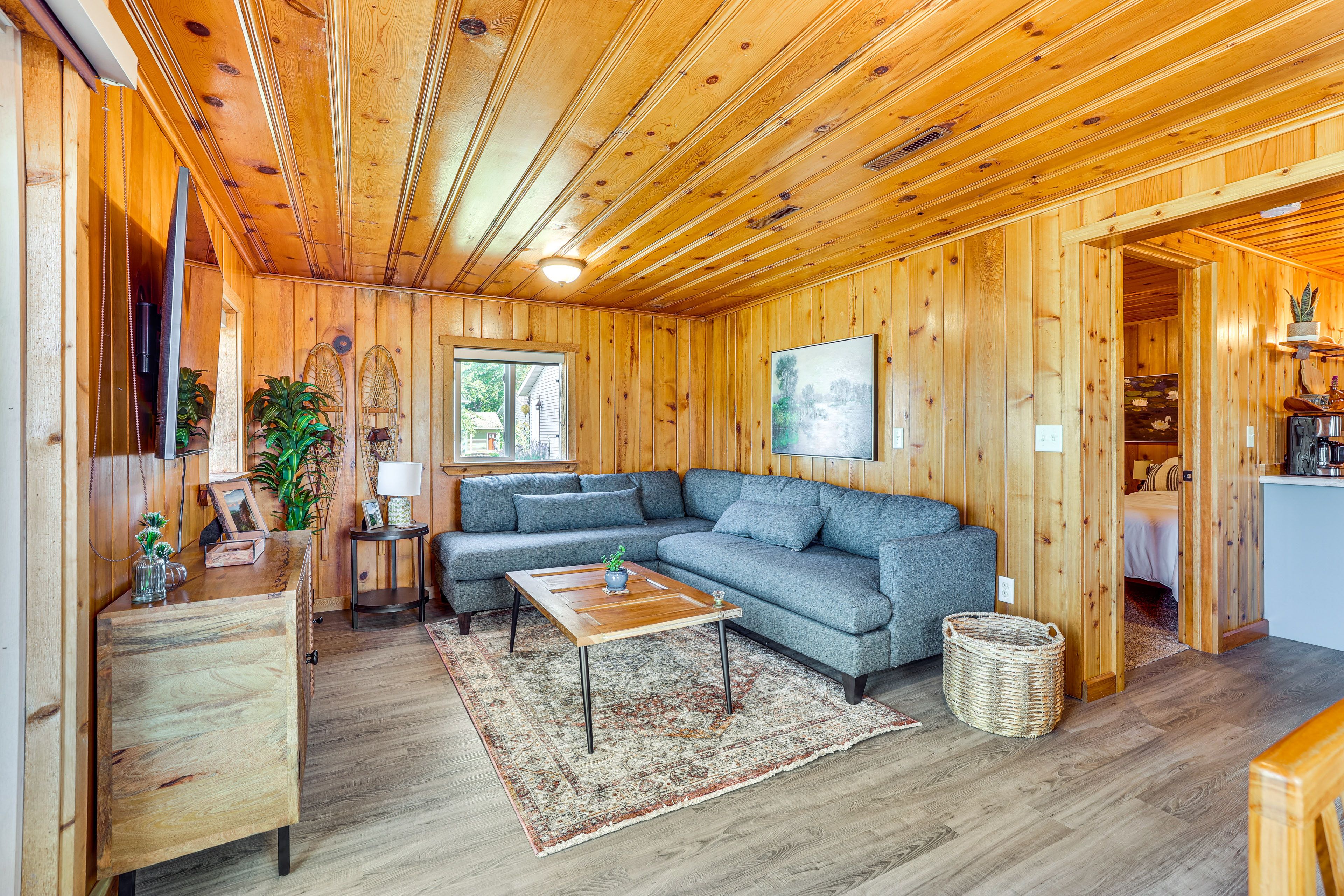 Living Room | Smart TV | Board Games