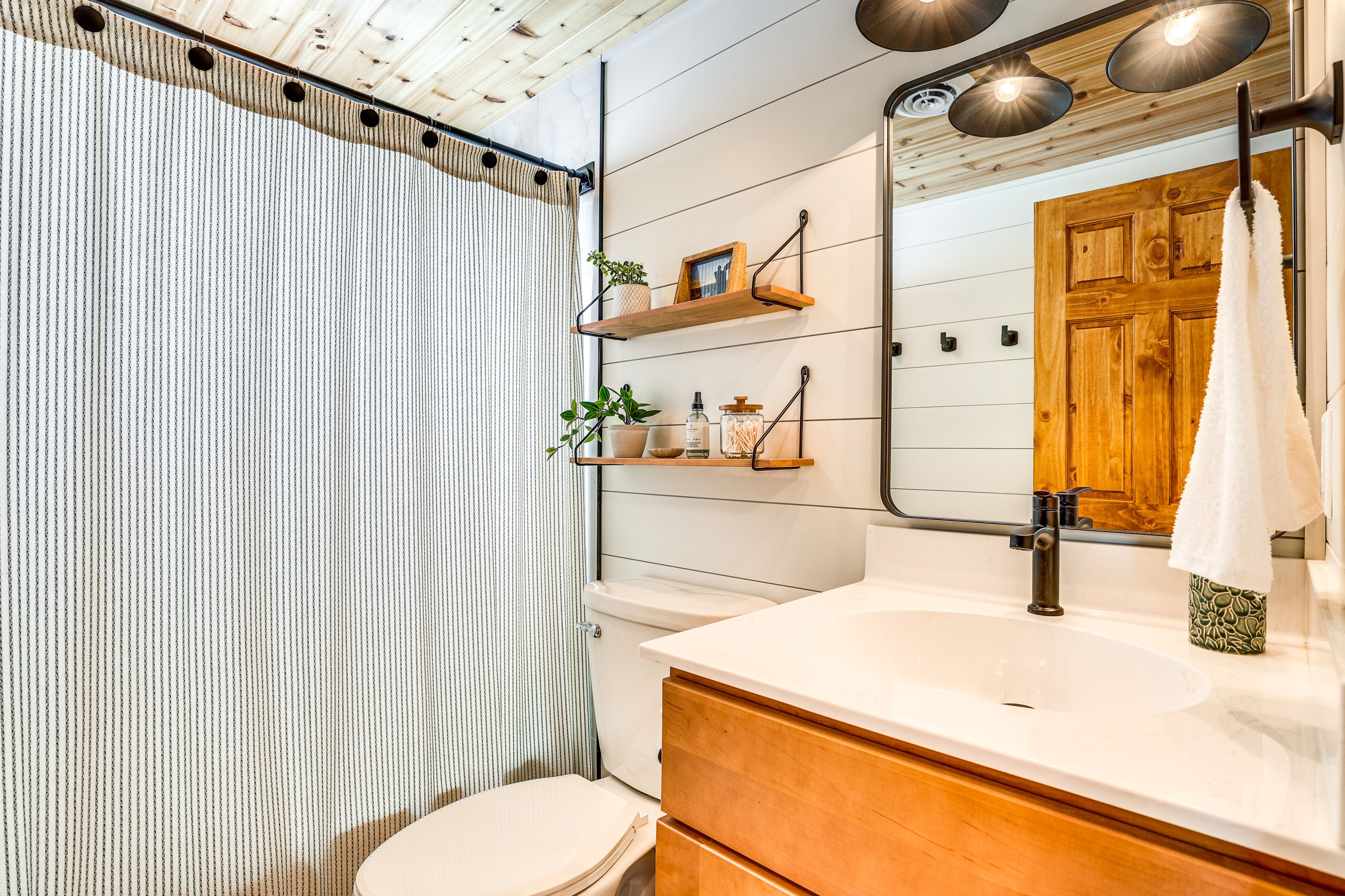 Full Bathroom | Towels Provided | Complimentary Toiletries | Hair Dryer