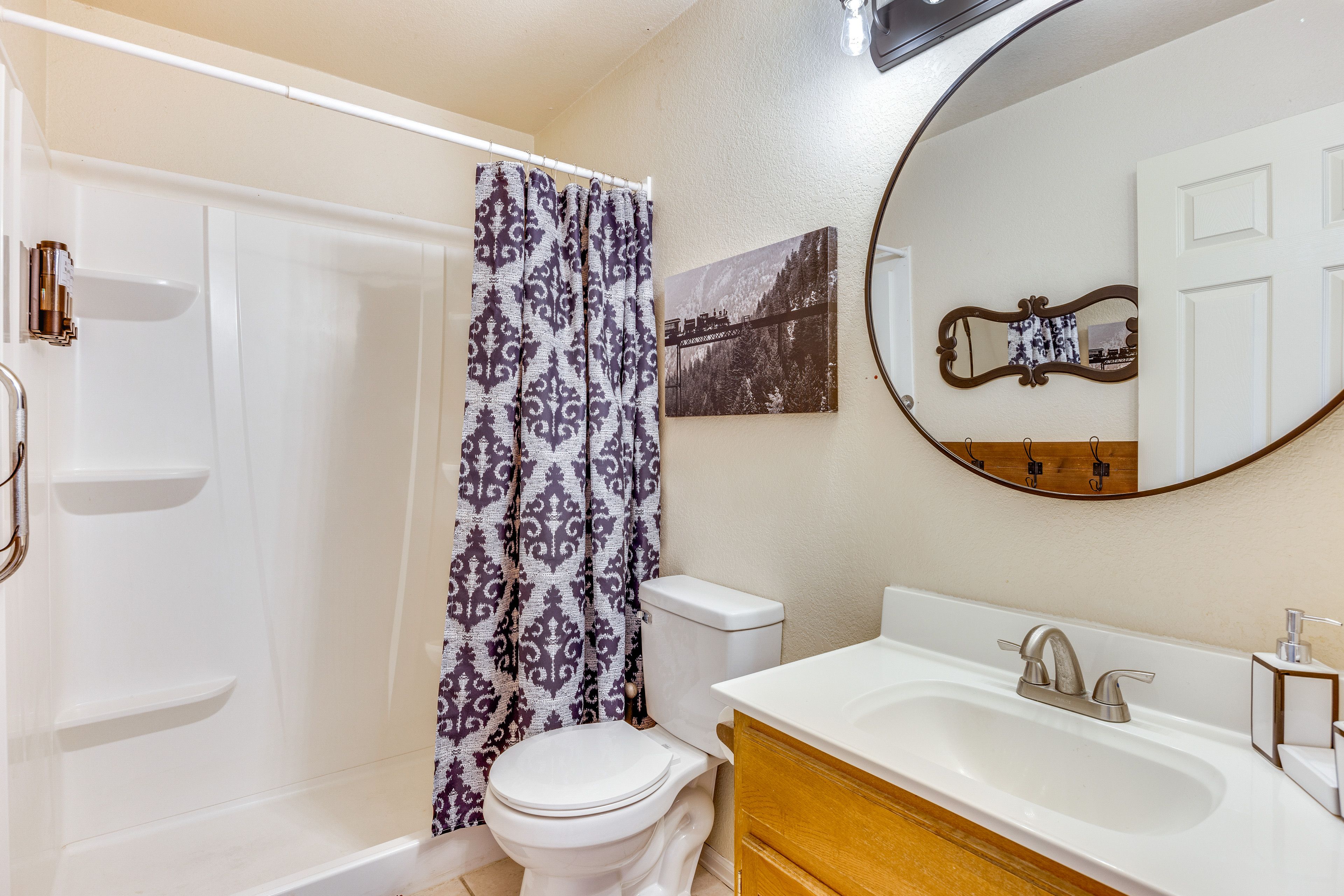 Full Bathroom | Towels Provided