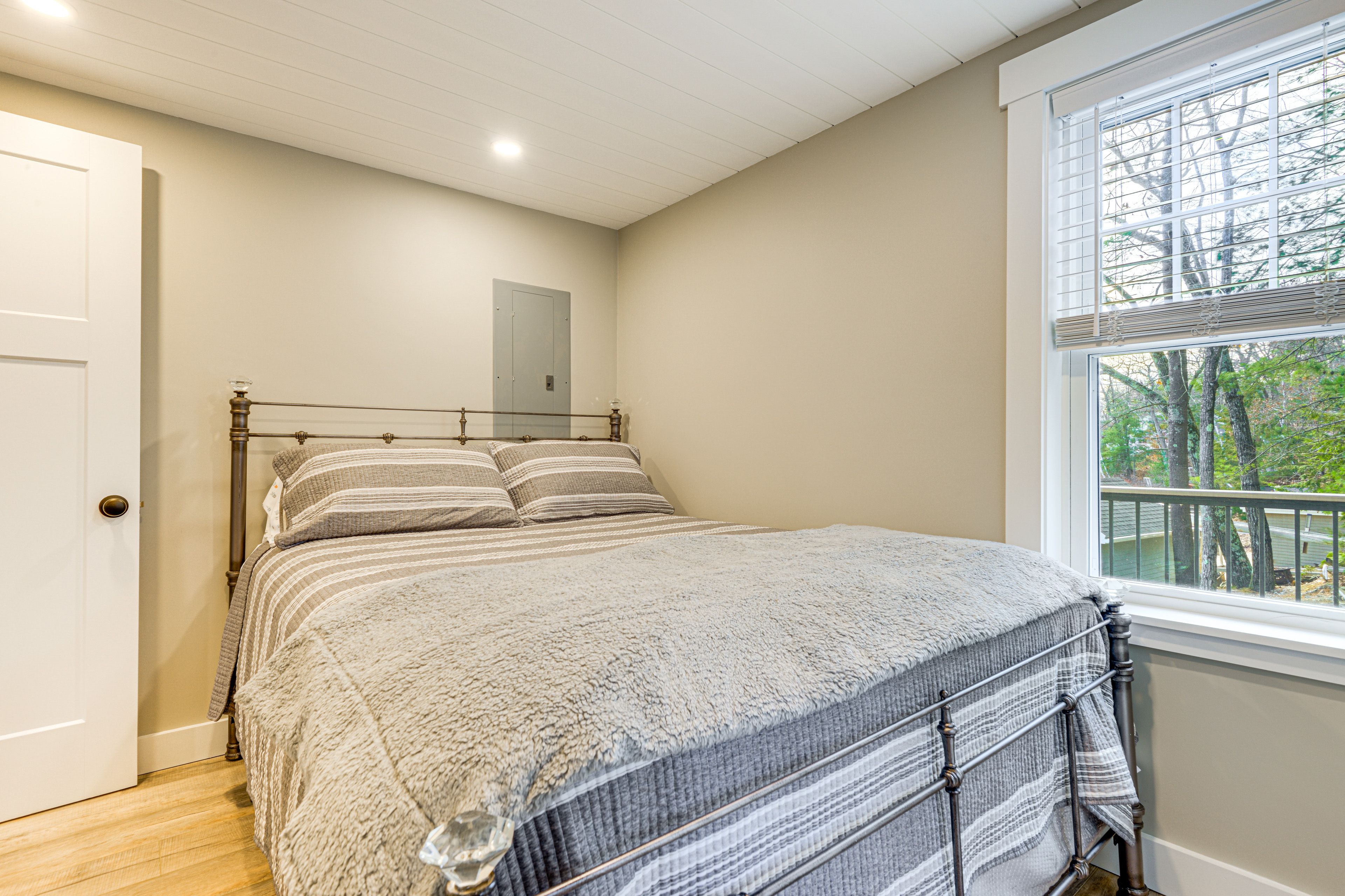 Bedroom 1 | Queen Bed