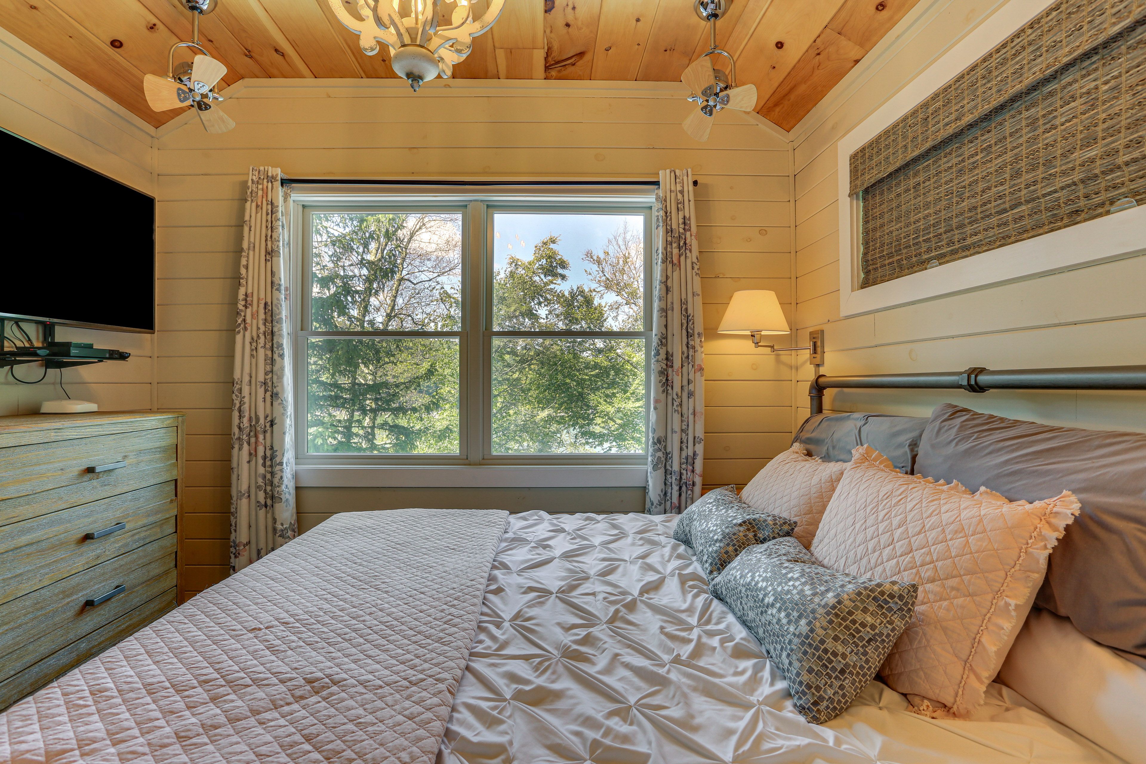 Bedroom 3 | 2nd Floor | King Bed | Smart TV | En-Suite Bathroom