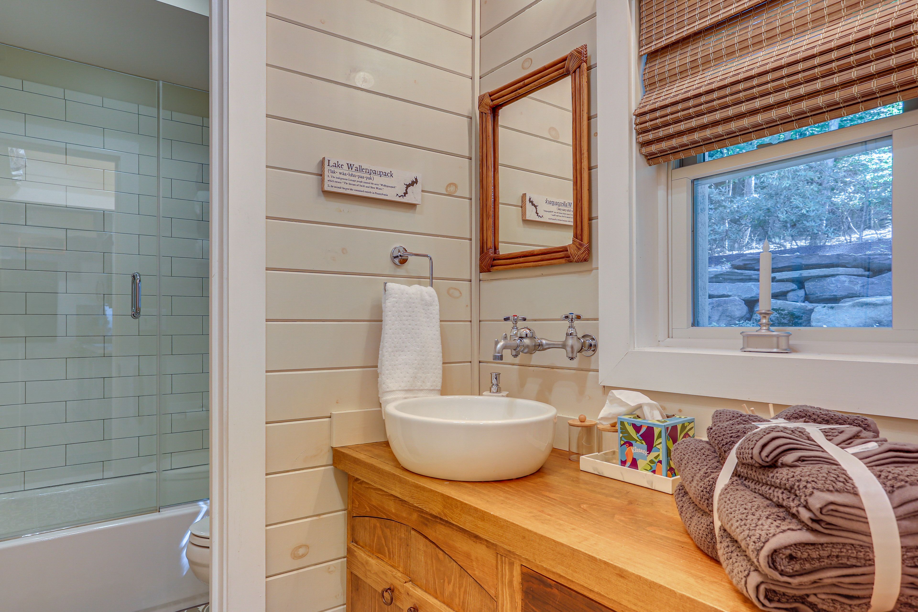 Full Bathroom | 1st Floor | Complimentary Toiletries | Towels Provided