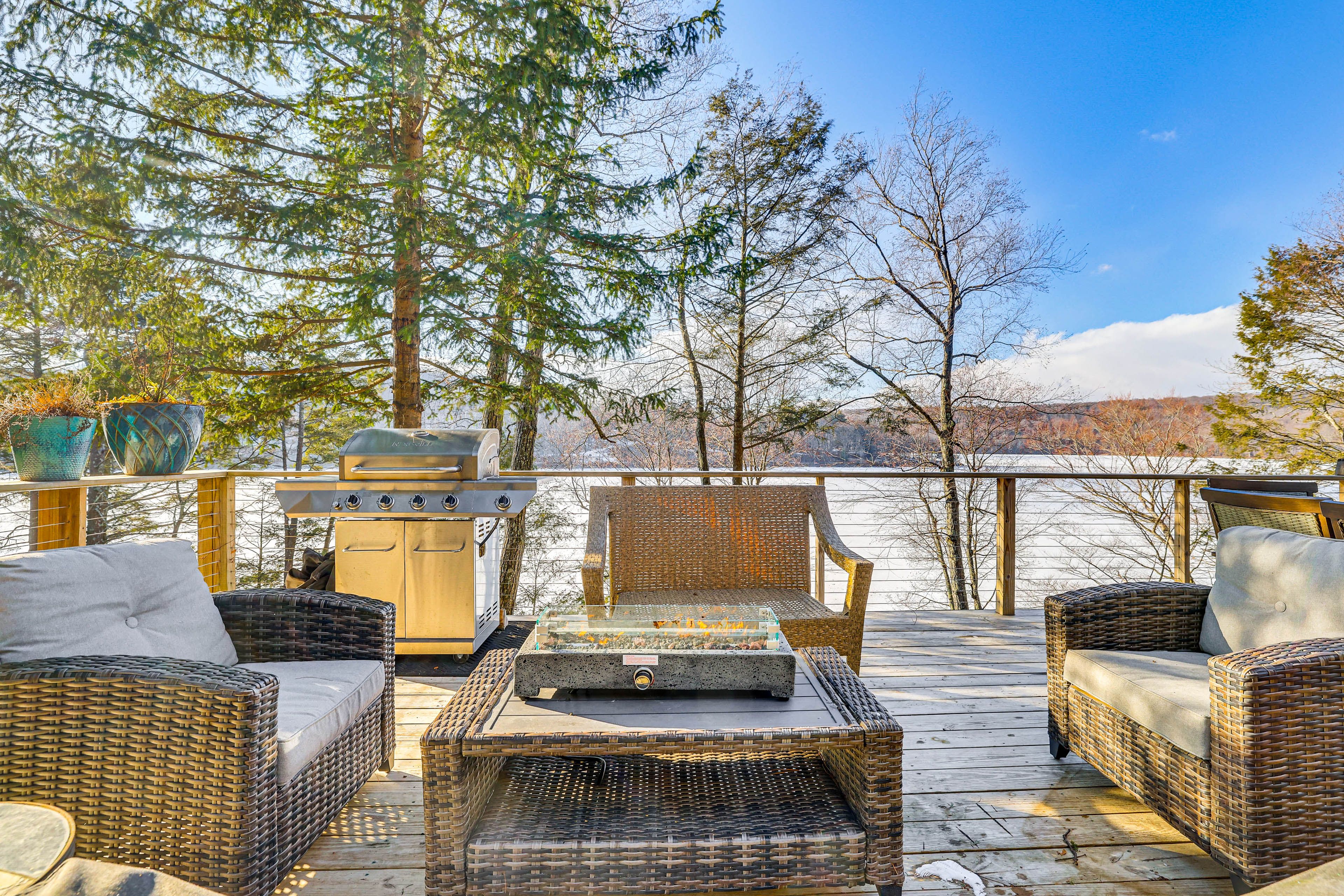 Deck | Fire Pit | Gas Grill