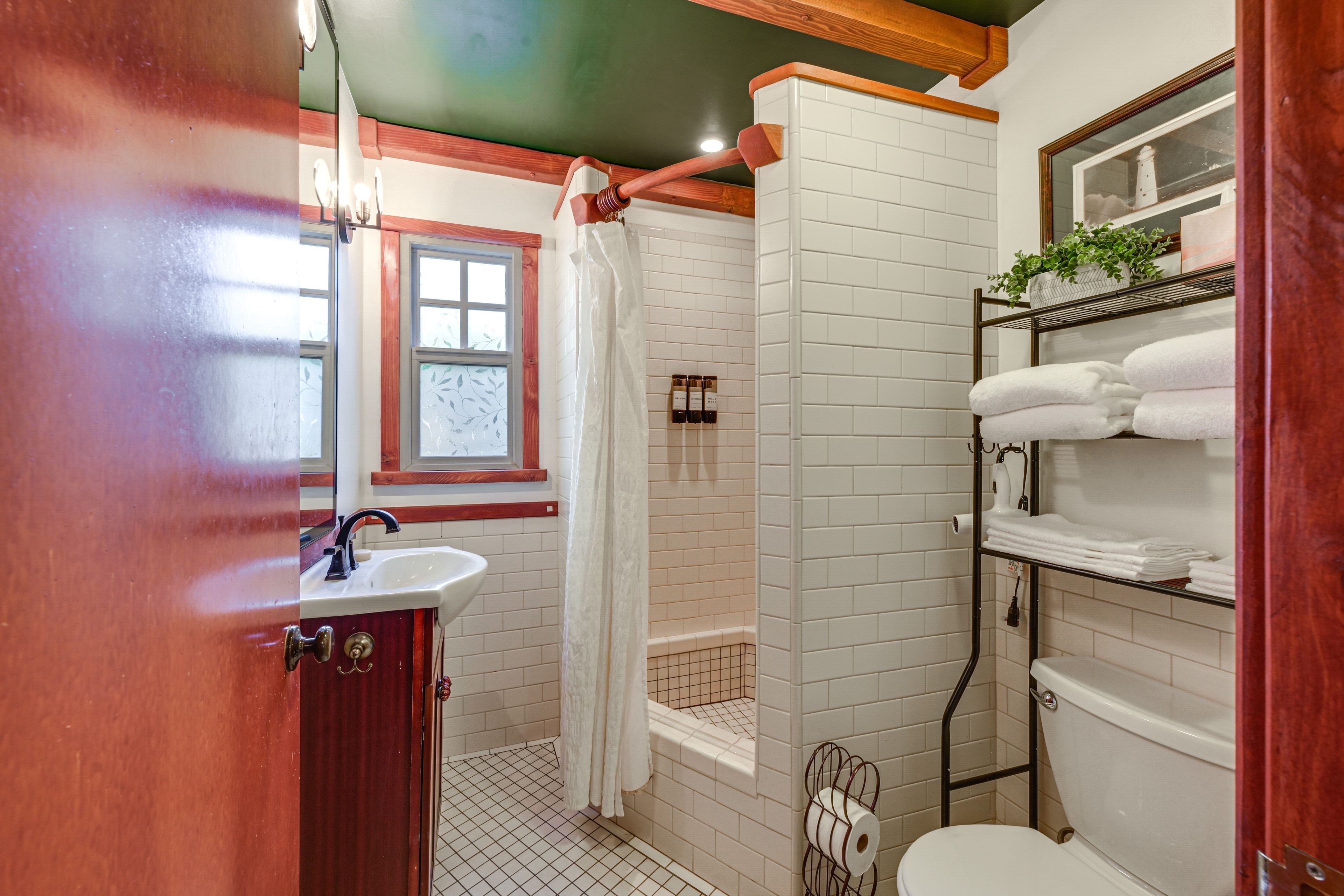 Full Bathroom | Towels Provided | Complimentary Toiletries