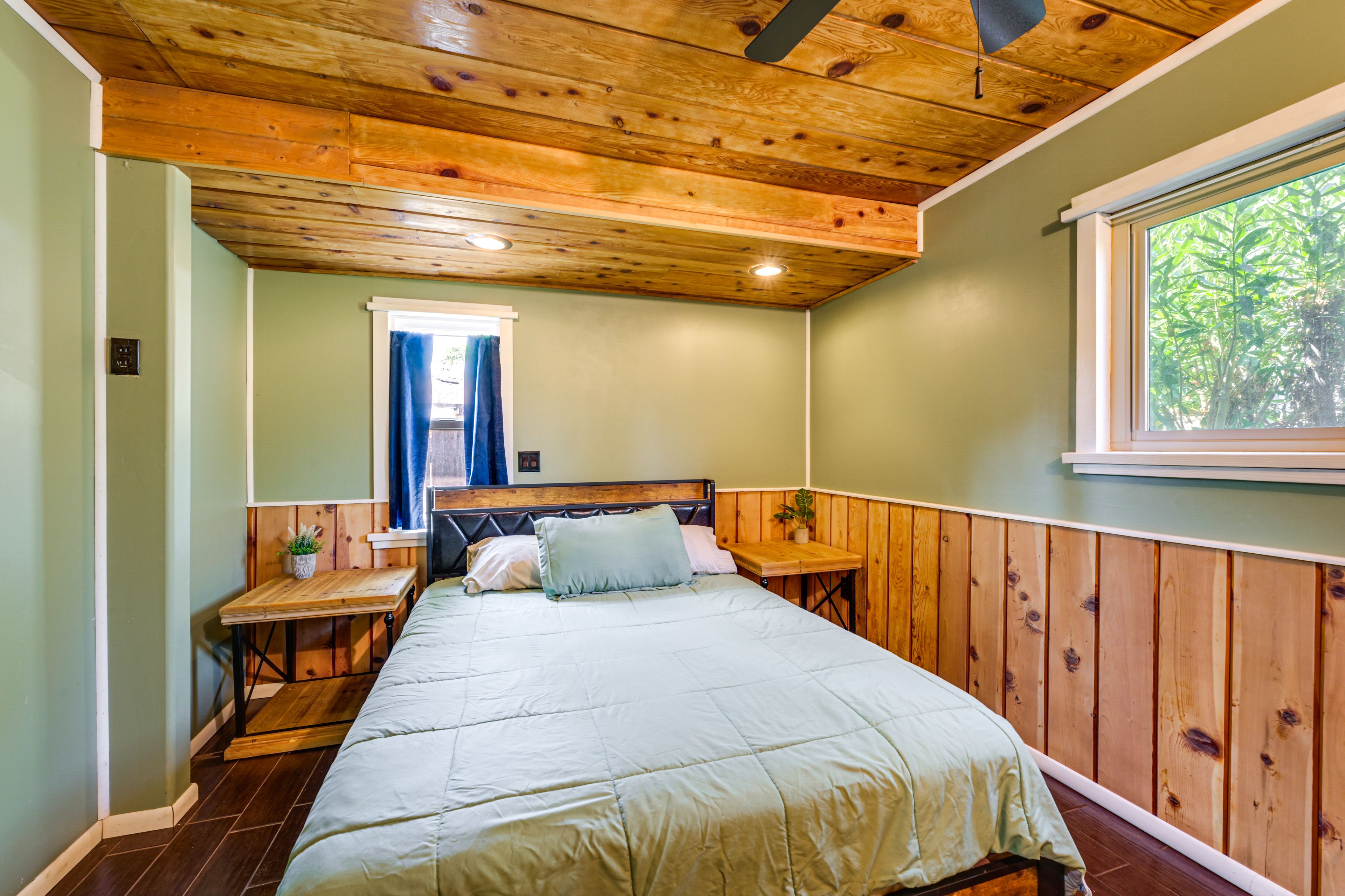 Bedroom 1 | Queen Bed | Linens Provided