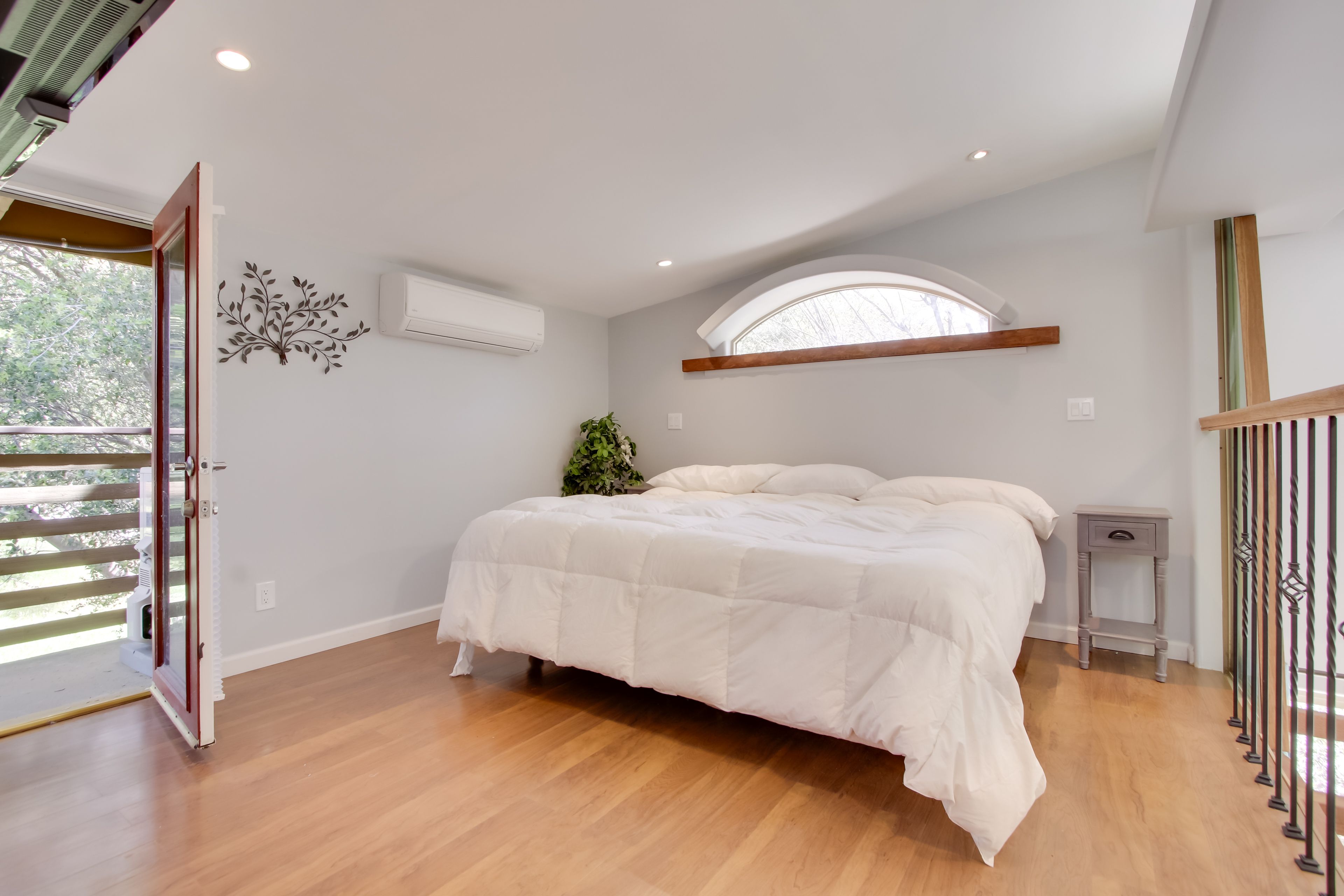 Studio | King Bed | Balcony Access | 2nd Floor