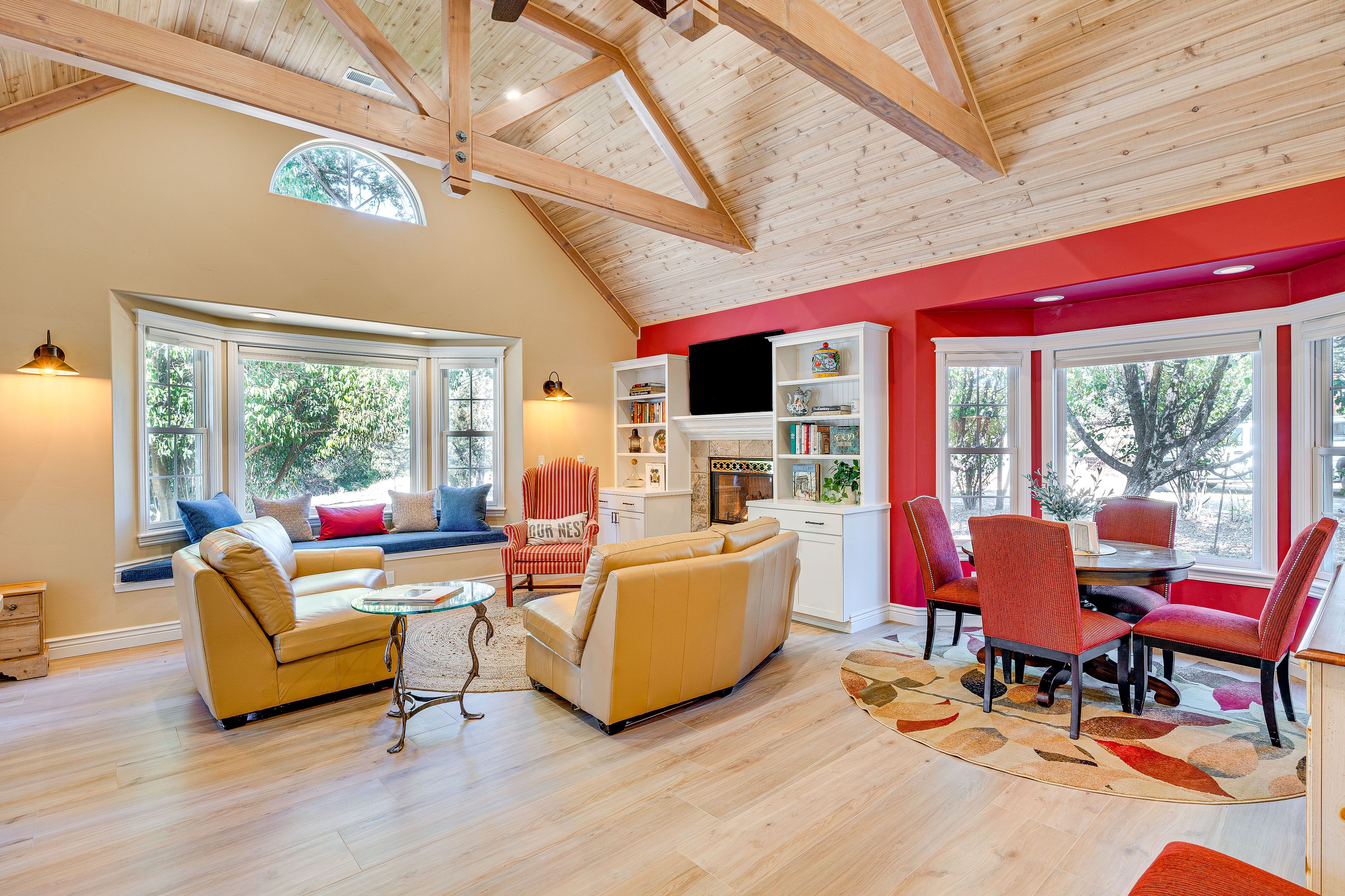 Living Room | Gas Fireplace | Smart TV | Free WiFi