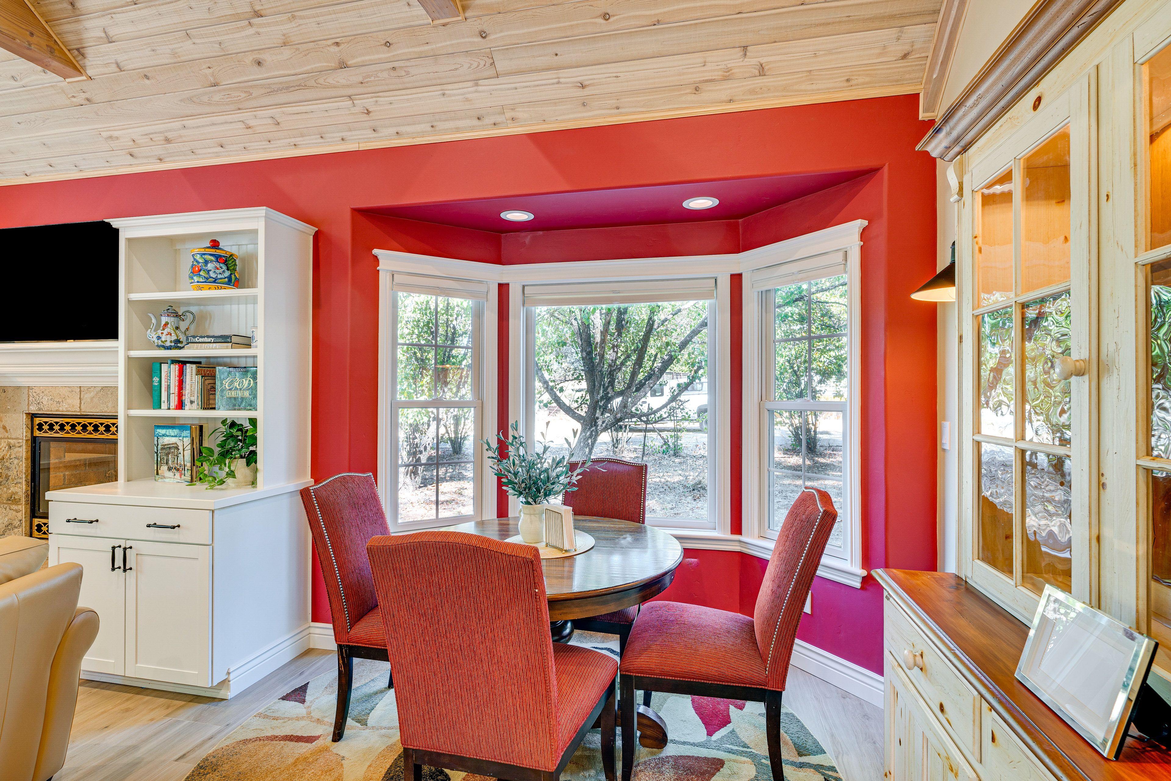 Dining Area | Dishware & Flatware Provided