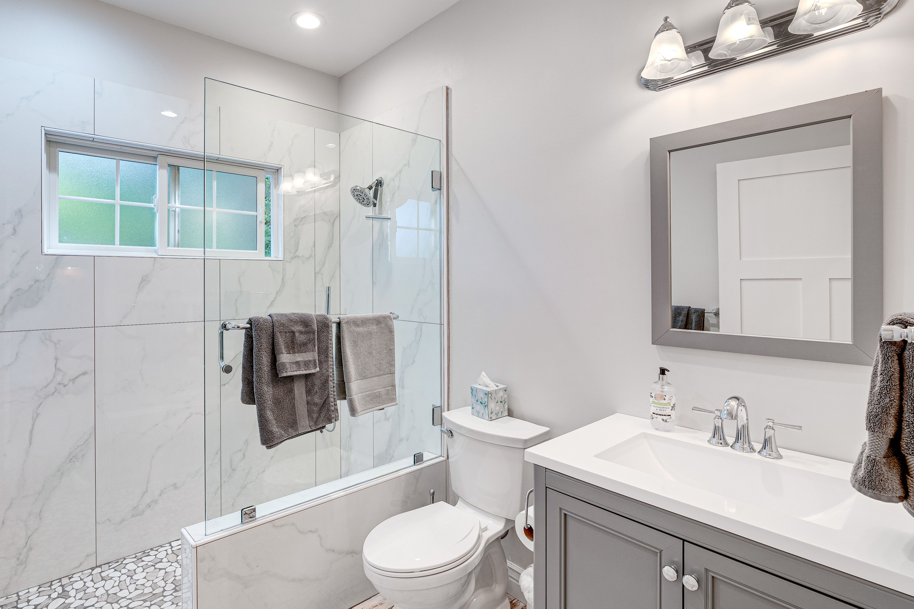 Full Bathroom | Towels Provided