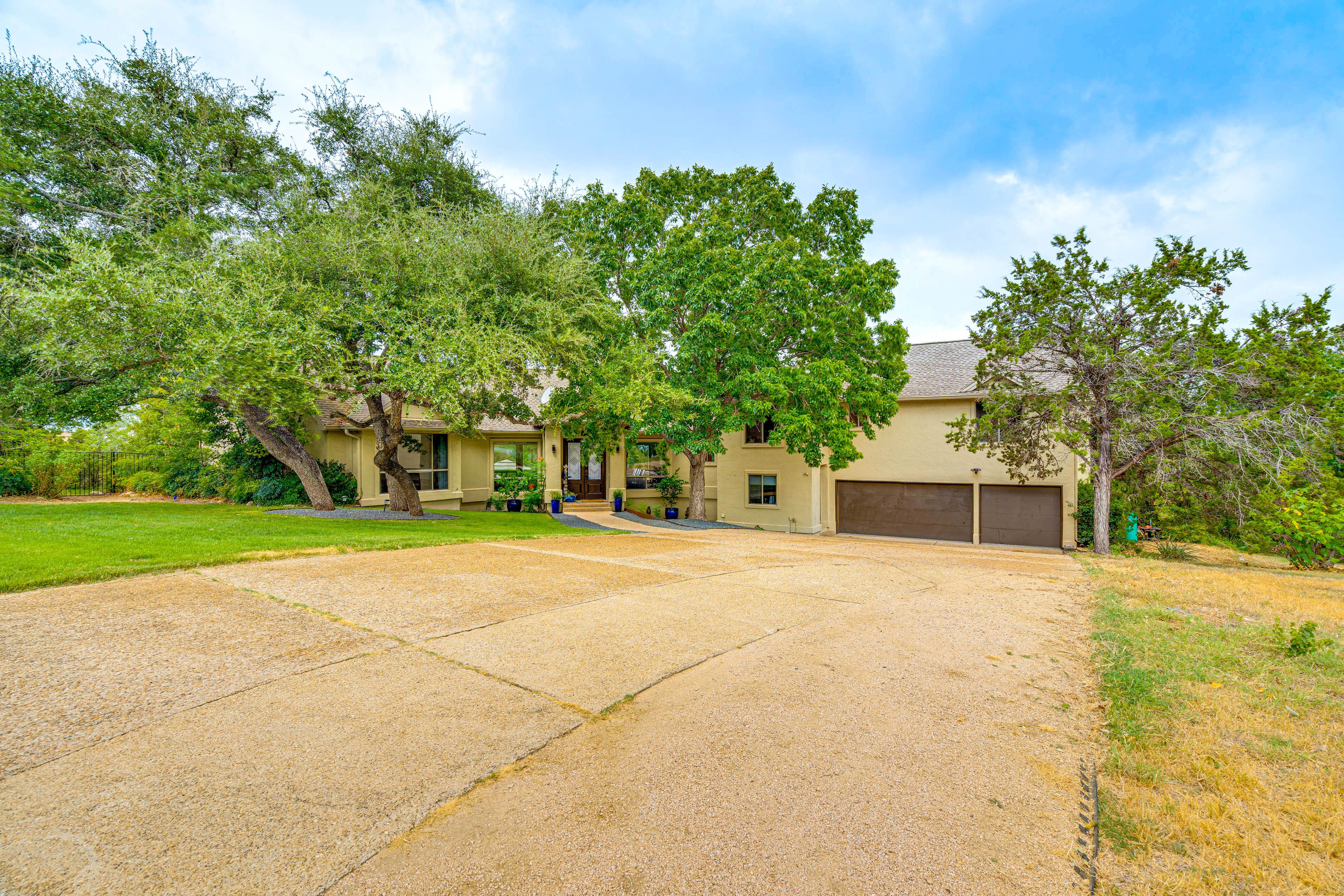 Parking | Driveway (6 Vehicles)