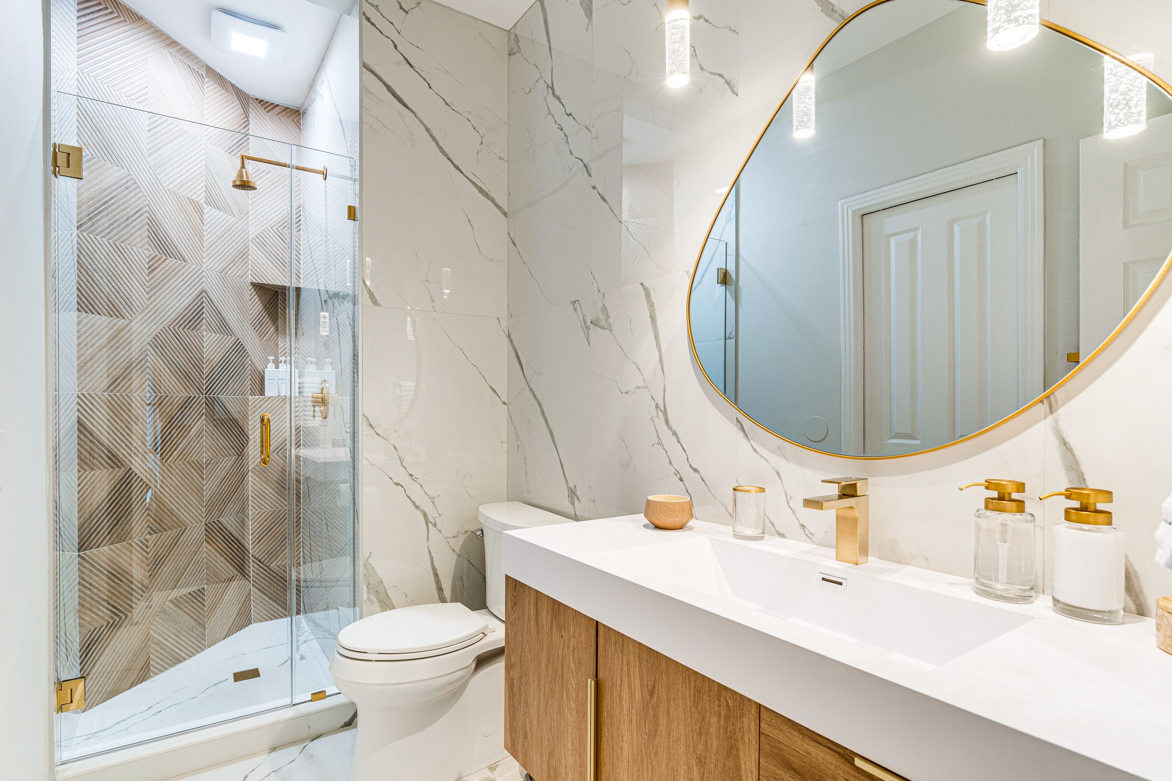 Full Bathroom | 1st Floor | Towels Provided