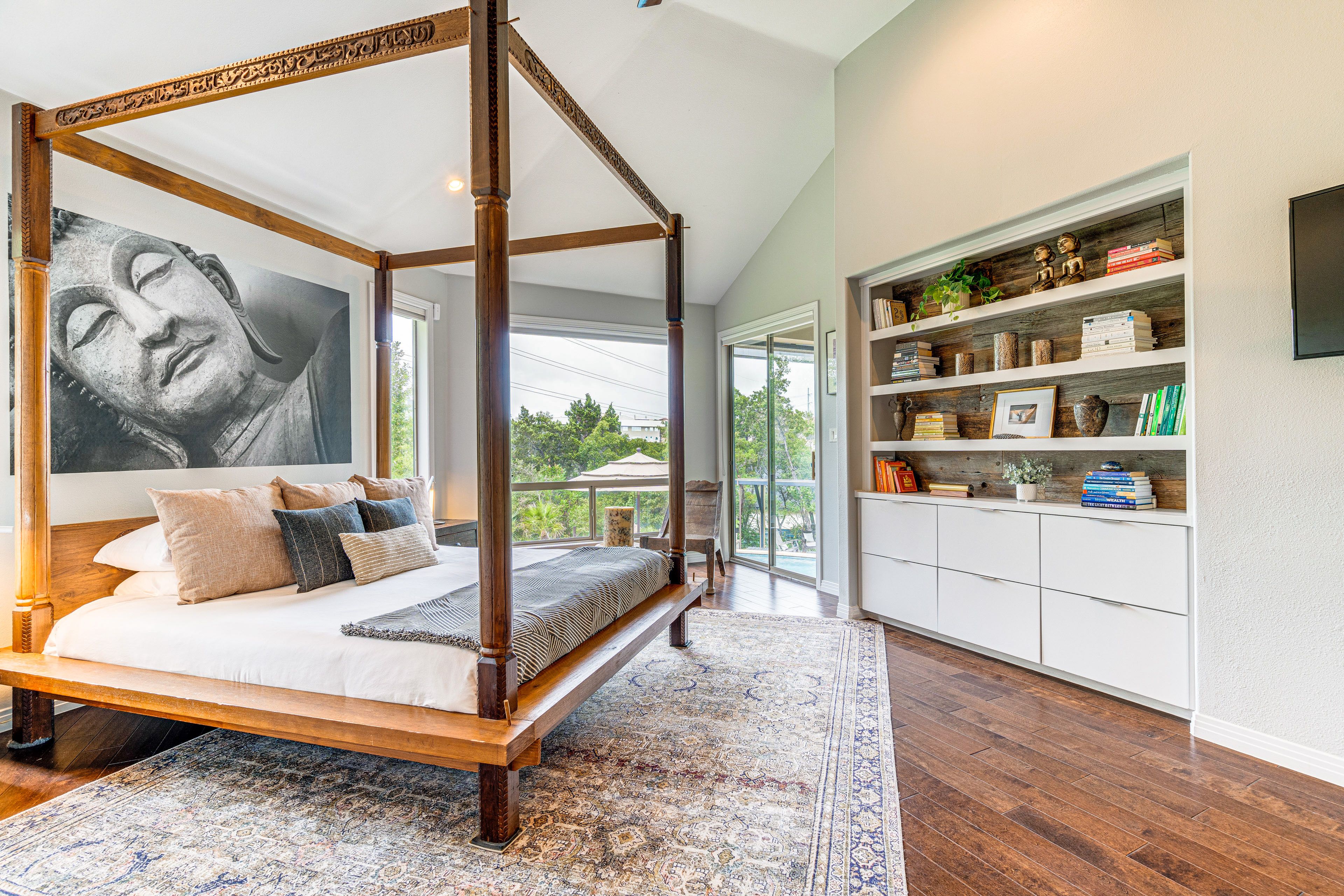 Bedroom 1 | 1st Floor | King Bed | Smart TV | Linens Provided