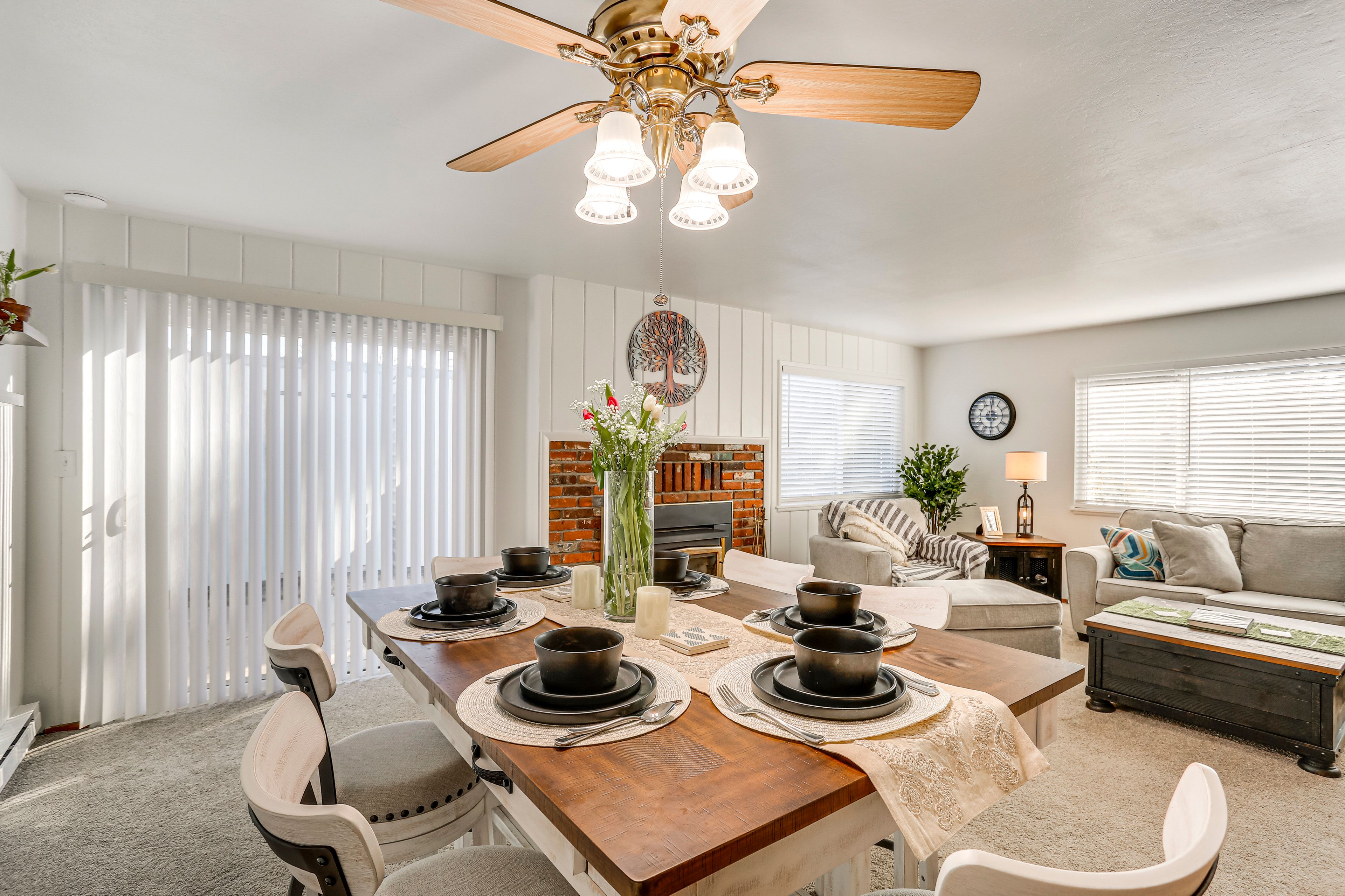 Dining Area | Dishware/Flatware Provided