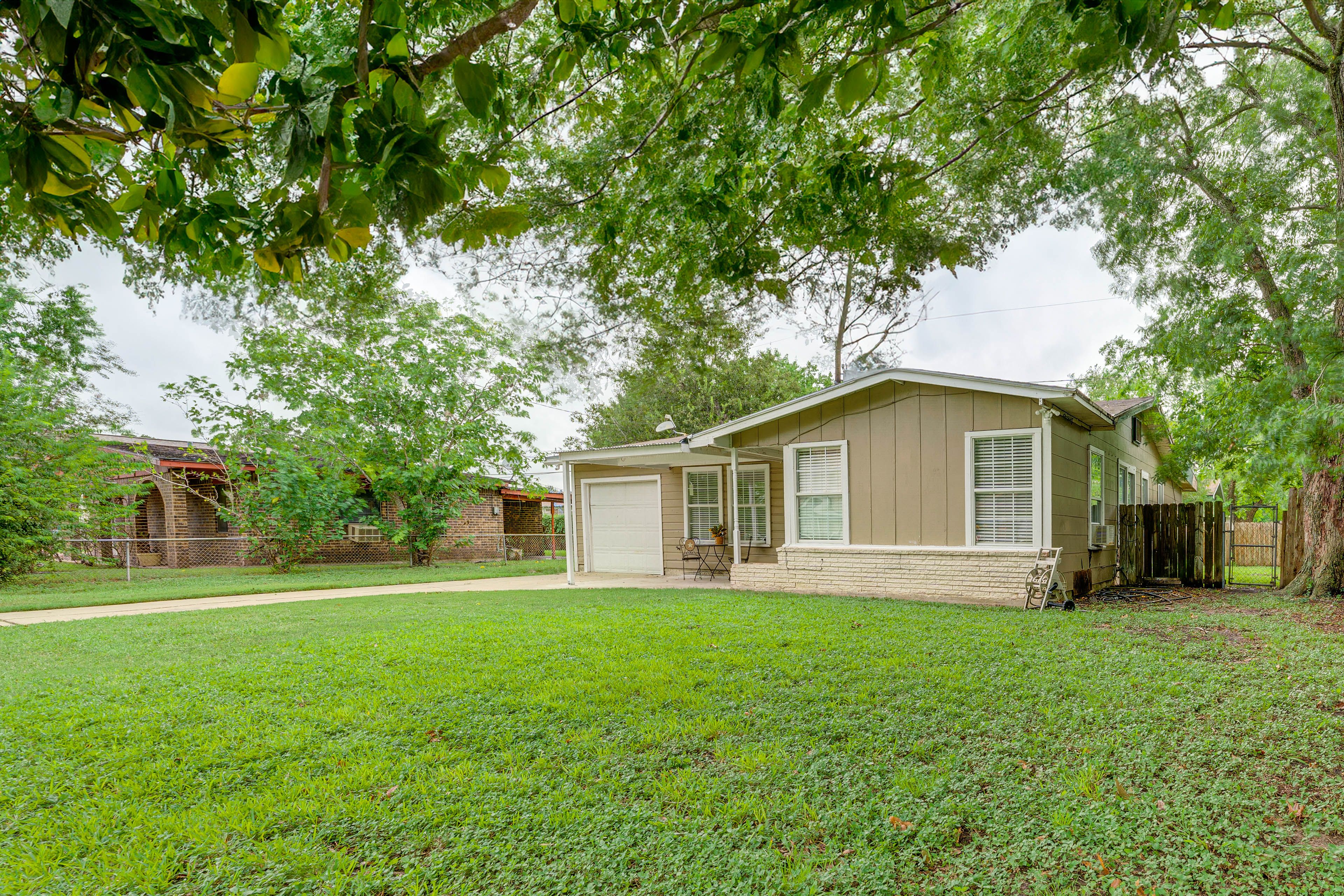 Front Yard/Property Exterior