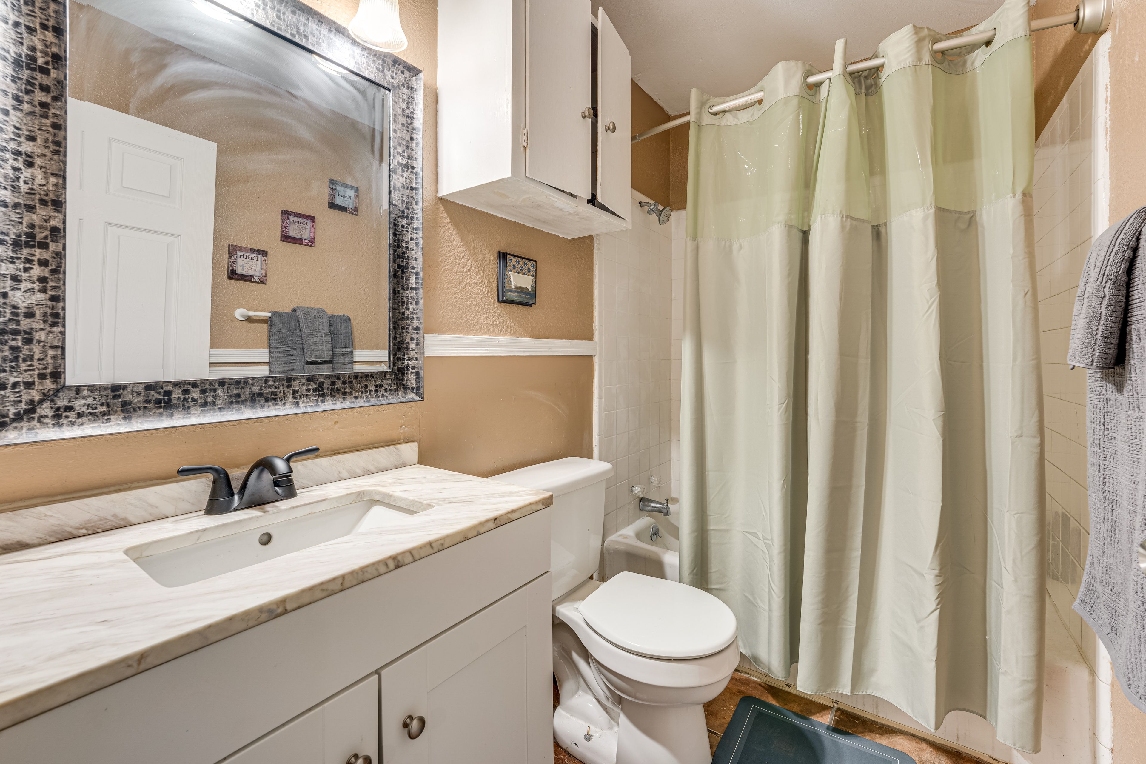 Full Bathroom | Towels Provided | Complimentary Toiletries