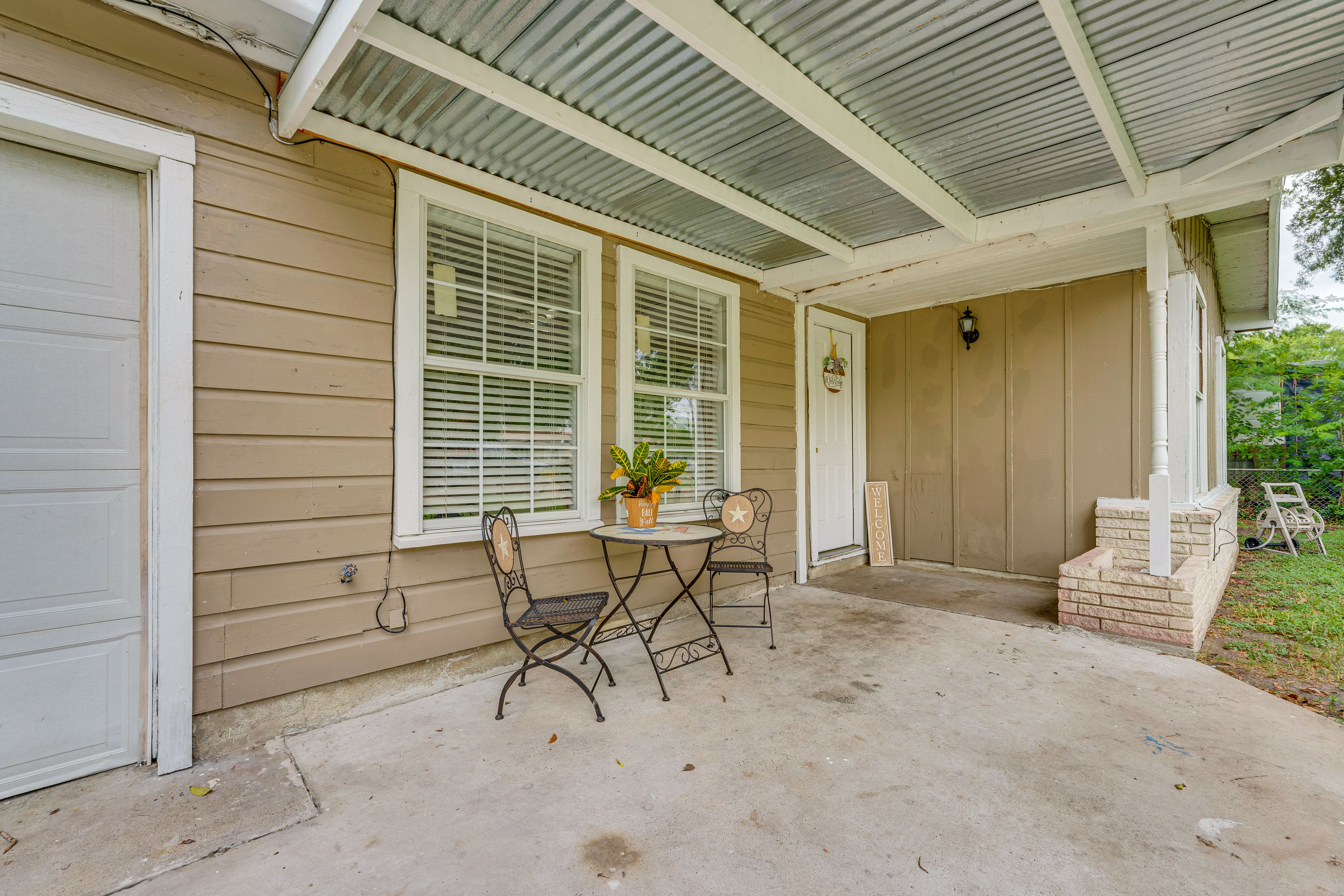 Front Porch | Dining Area