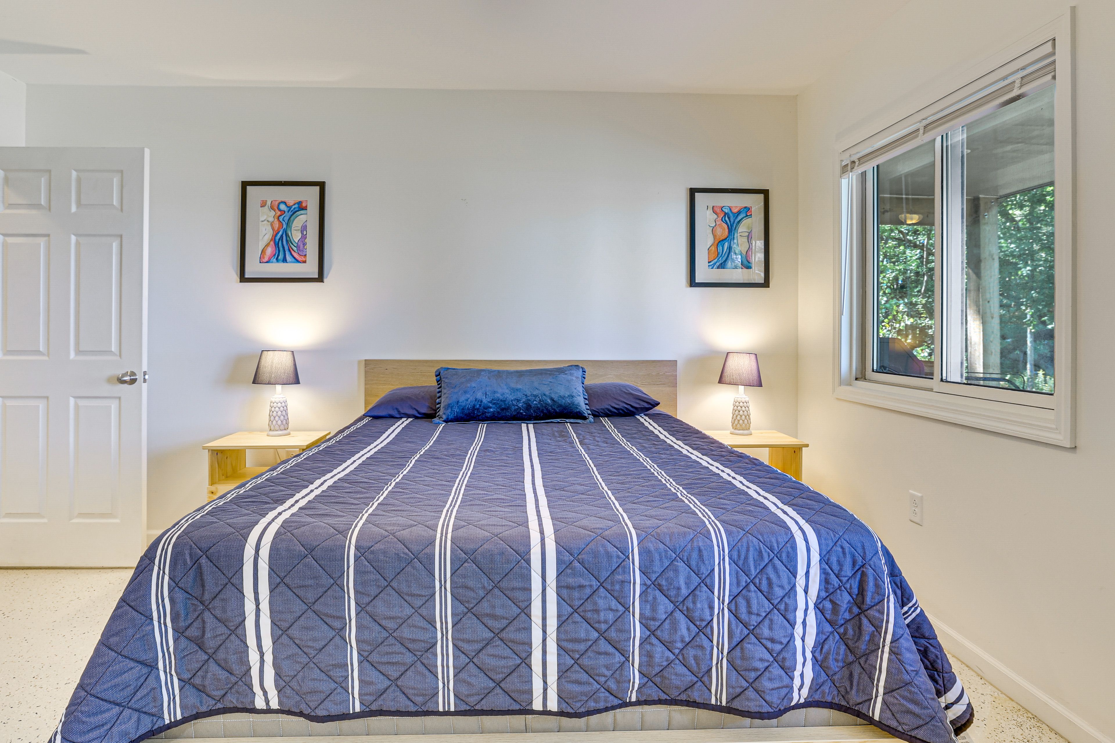 Bedroom 1 | Queen Bed | Linens Provided | Jetted Tub | Lake View