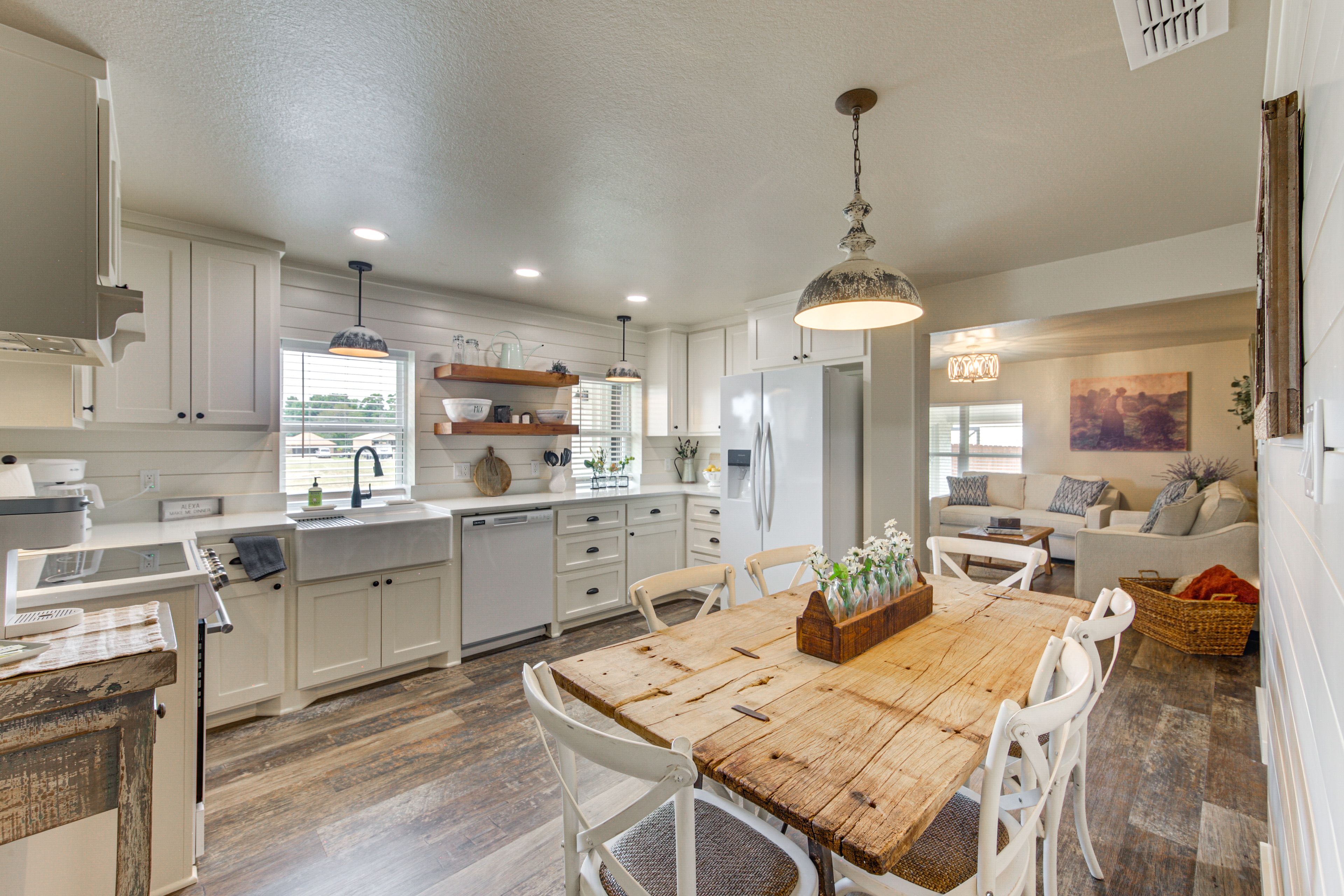 Dining Area | Dishware & Flatware Provided