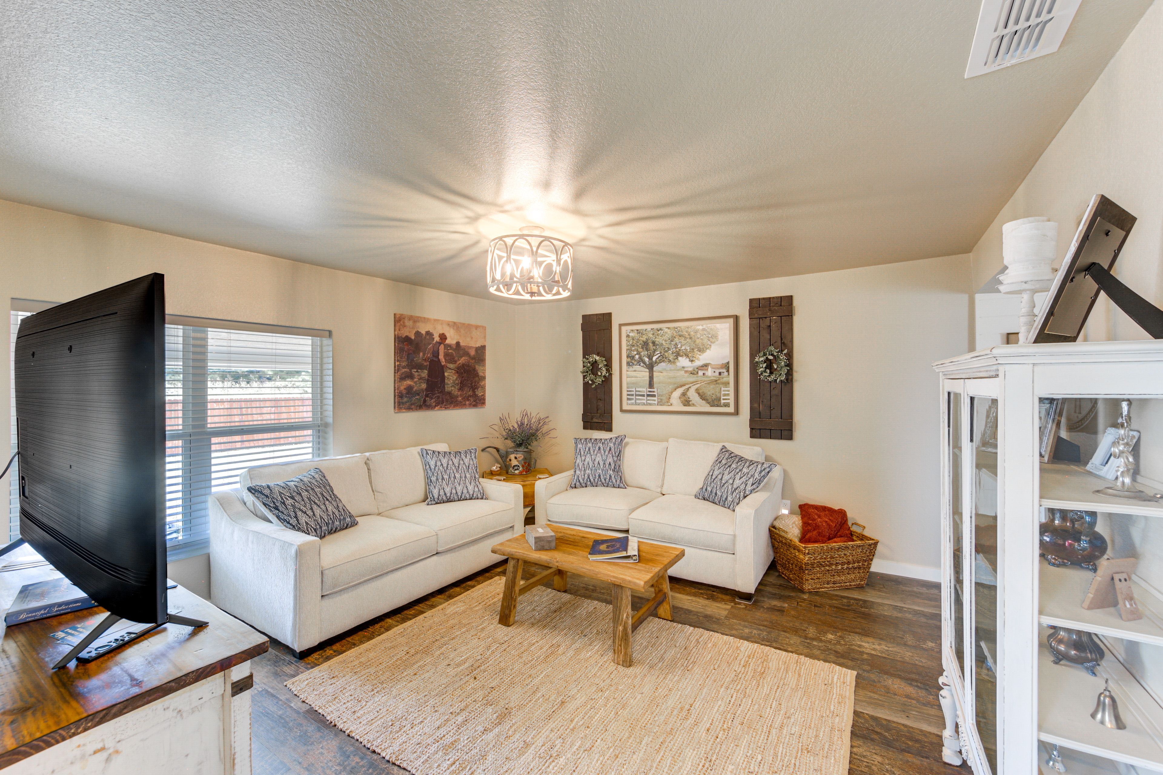Living Room | Free WiFi | Smart TVs | Central A/C & Heating