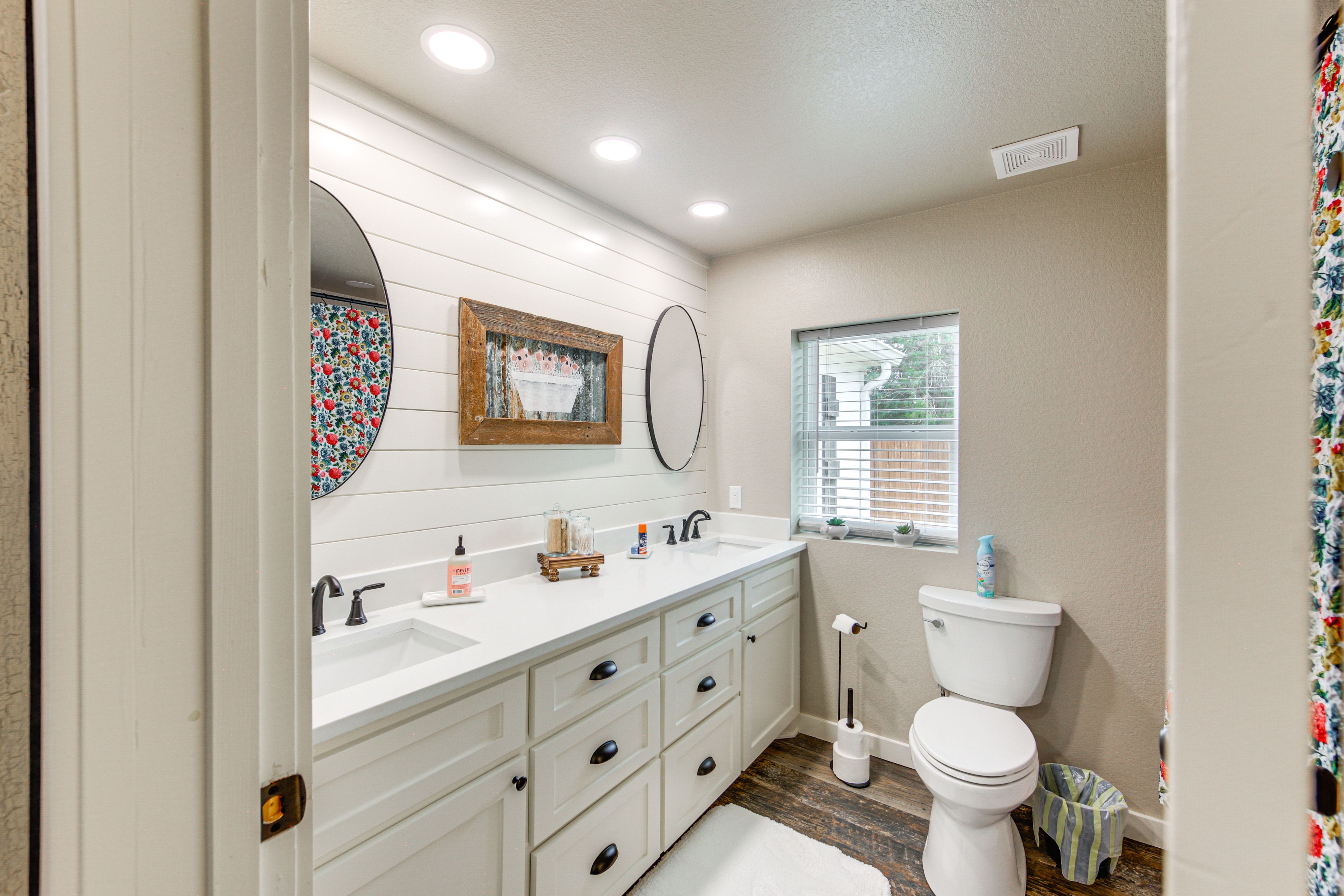 Full Bathroom | Complimentary Toiletries