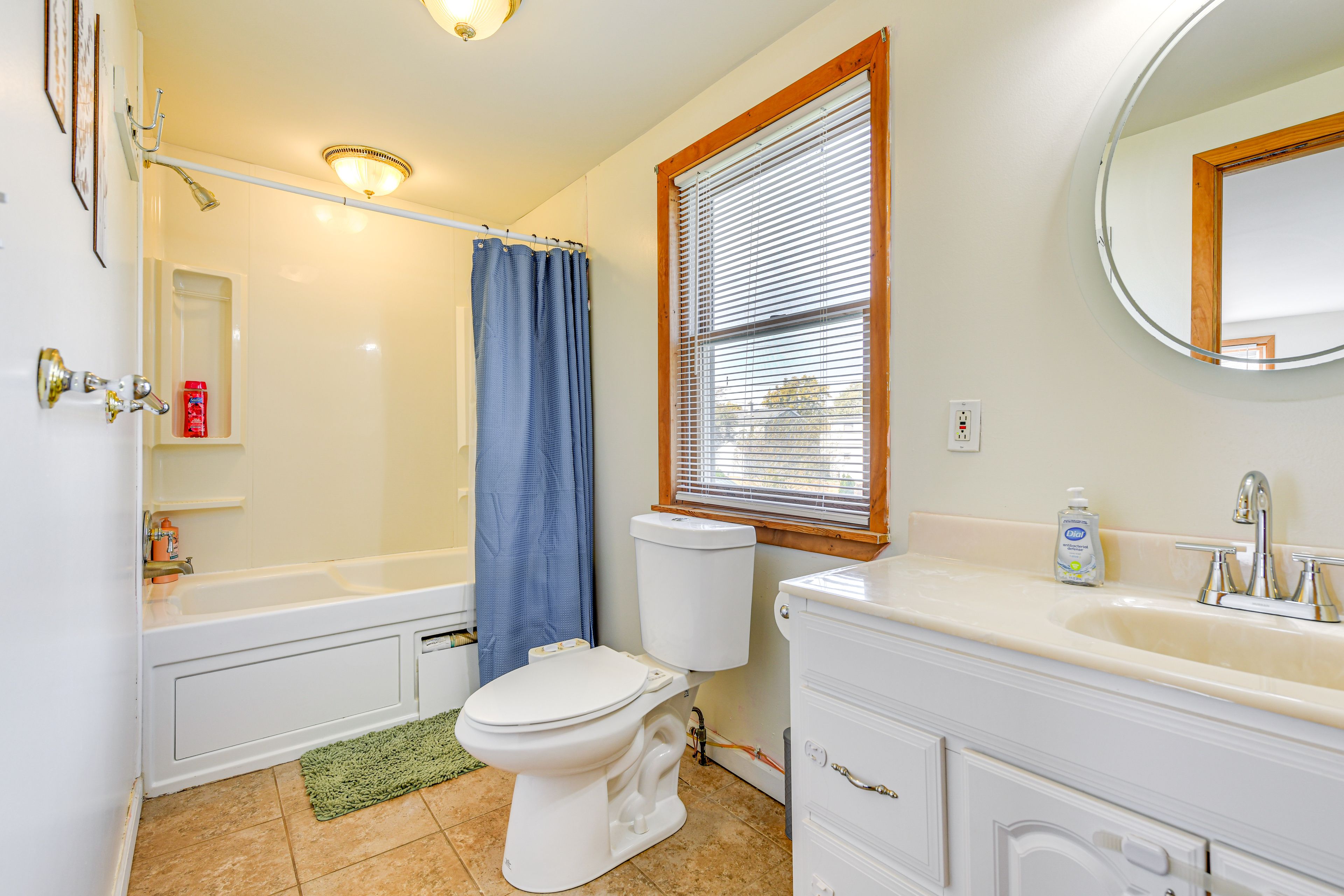 Full Bathroom | 2nd Floor | Towels Provided