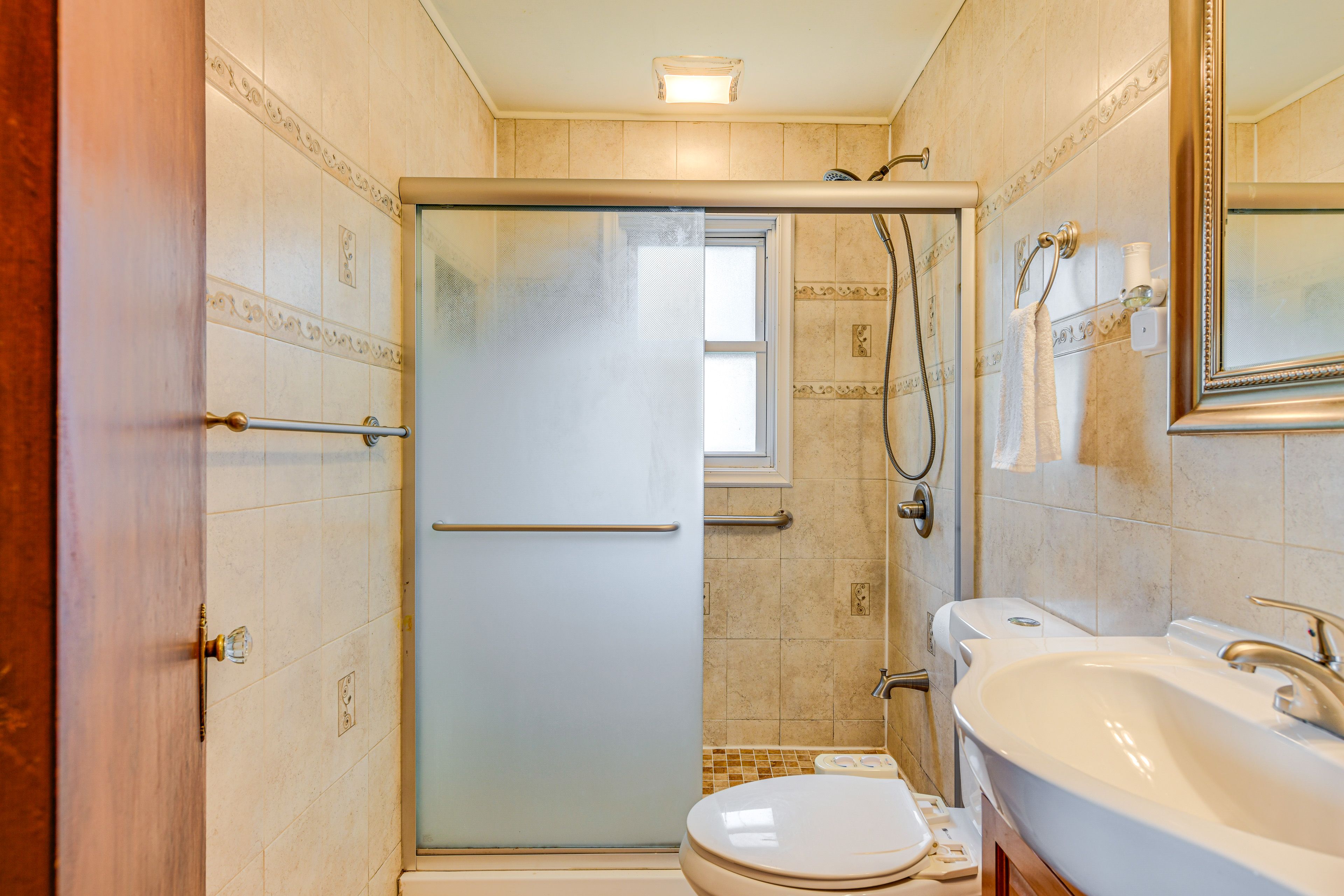 Full Bathroom | 1st Floor | Grab Rail in Shower