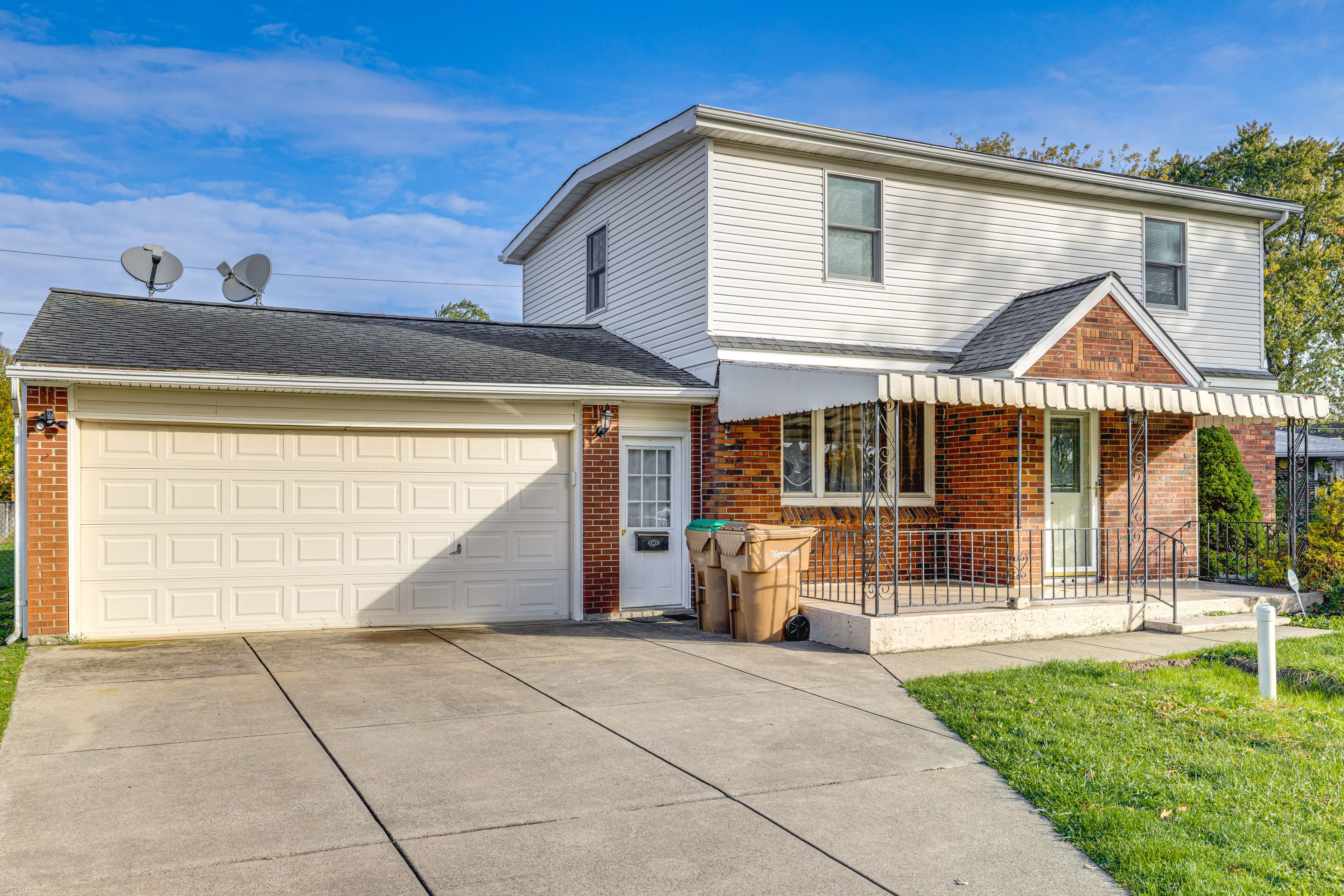 Parking | Driveway (3 Vehicles) | Free Street Parking