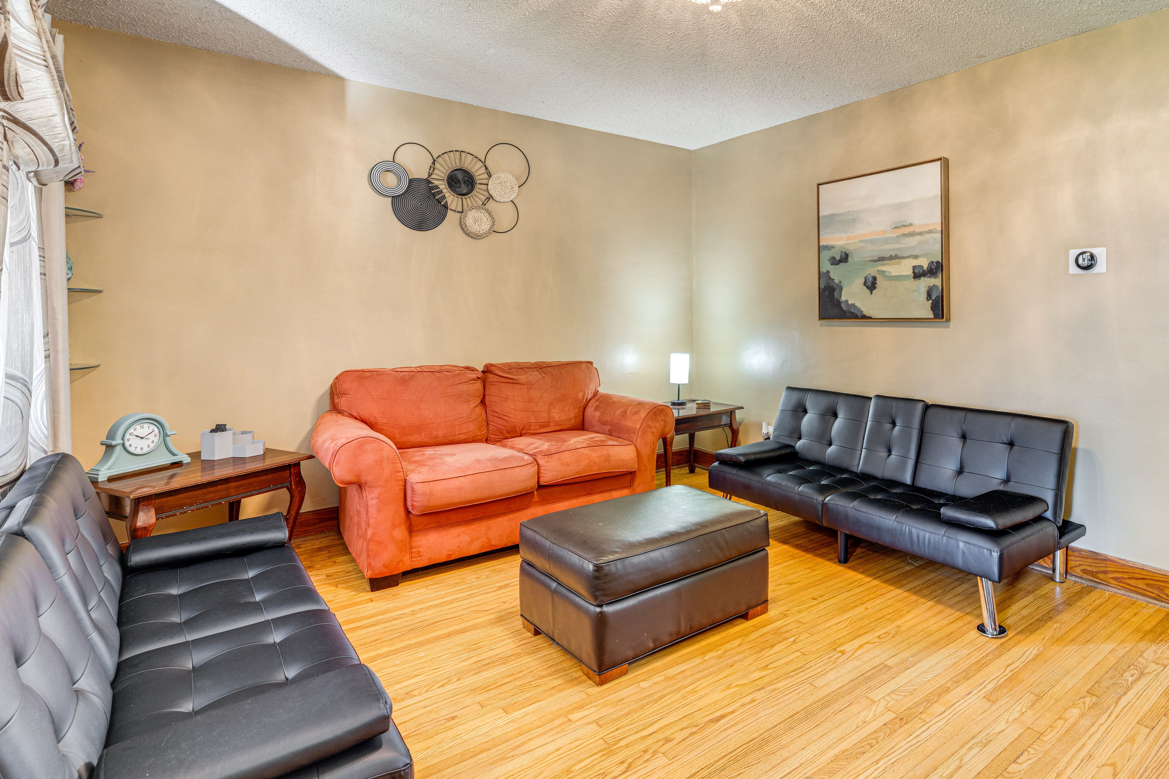 Living Room | 1st Floor | Smart TV | Board Games