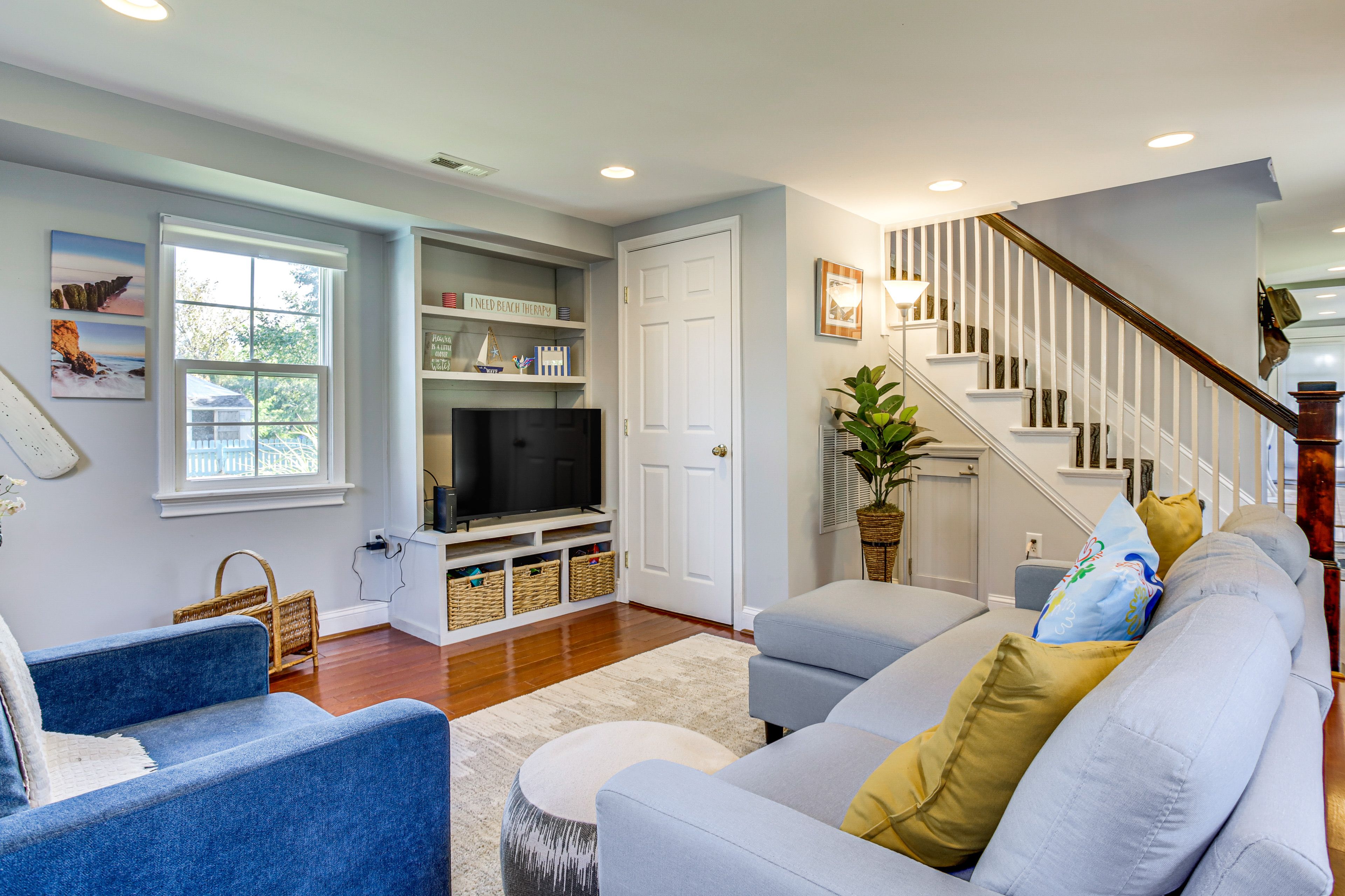 Living Room | Free WiFi | Central Heating & A/C | Smart TV | 1st Floor