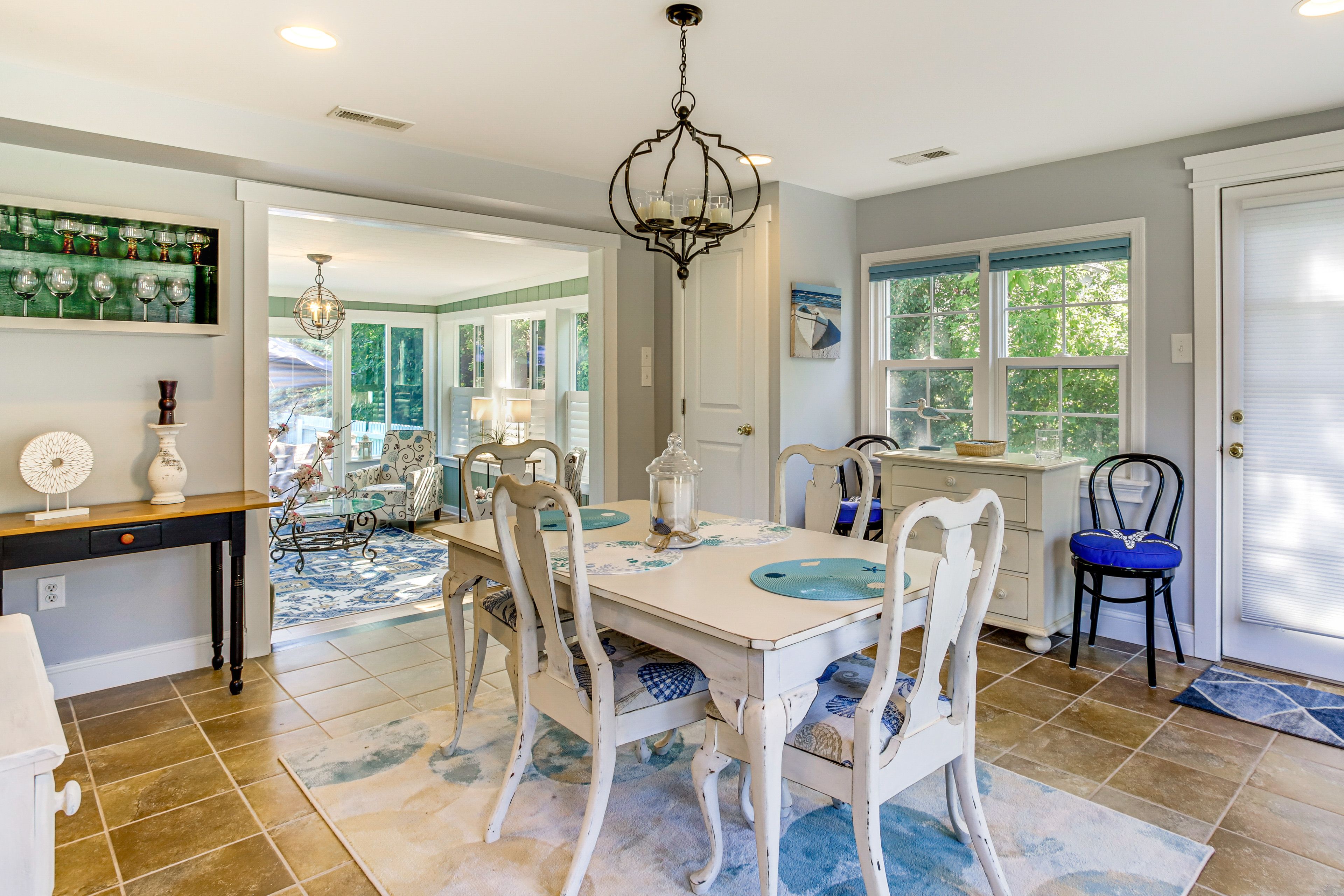 Dining Area | Dishware/Flatware Provided | 1st Floor