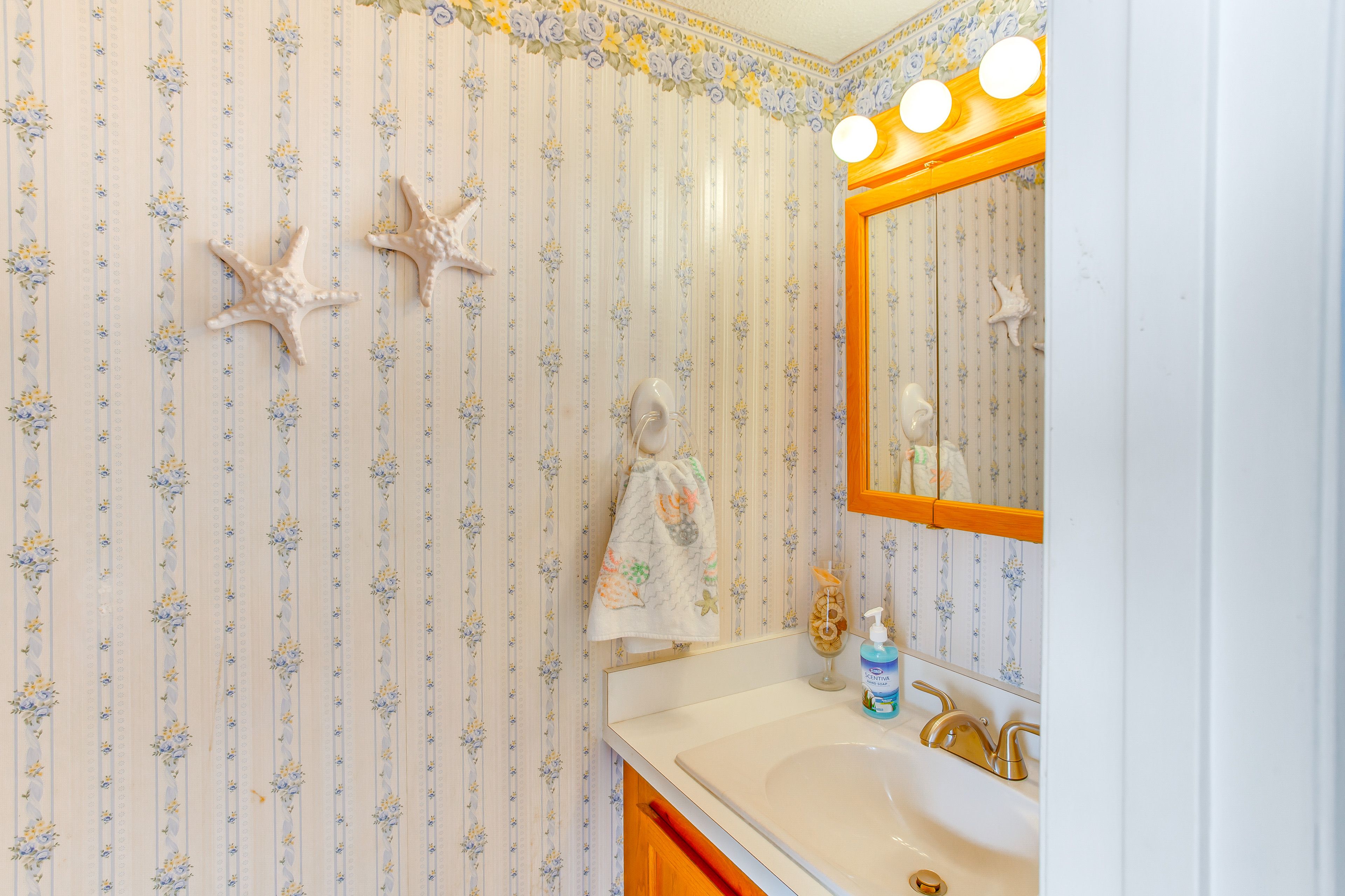 Half Bathroom | 1st Floor | Towels Provided
